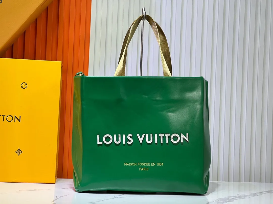 Batch 320💰Medium M24457 This medium Shopper handbag draws inspiration from Louis Vuitton shopping bags, with the words Louis Vuitton and Maison Fondée En 1854 written on soft cow leather, with a top handle and a detachable shoulder strap. Dimensions: 34x31x14cm