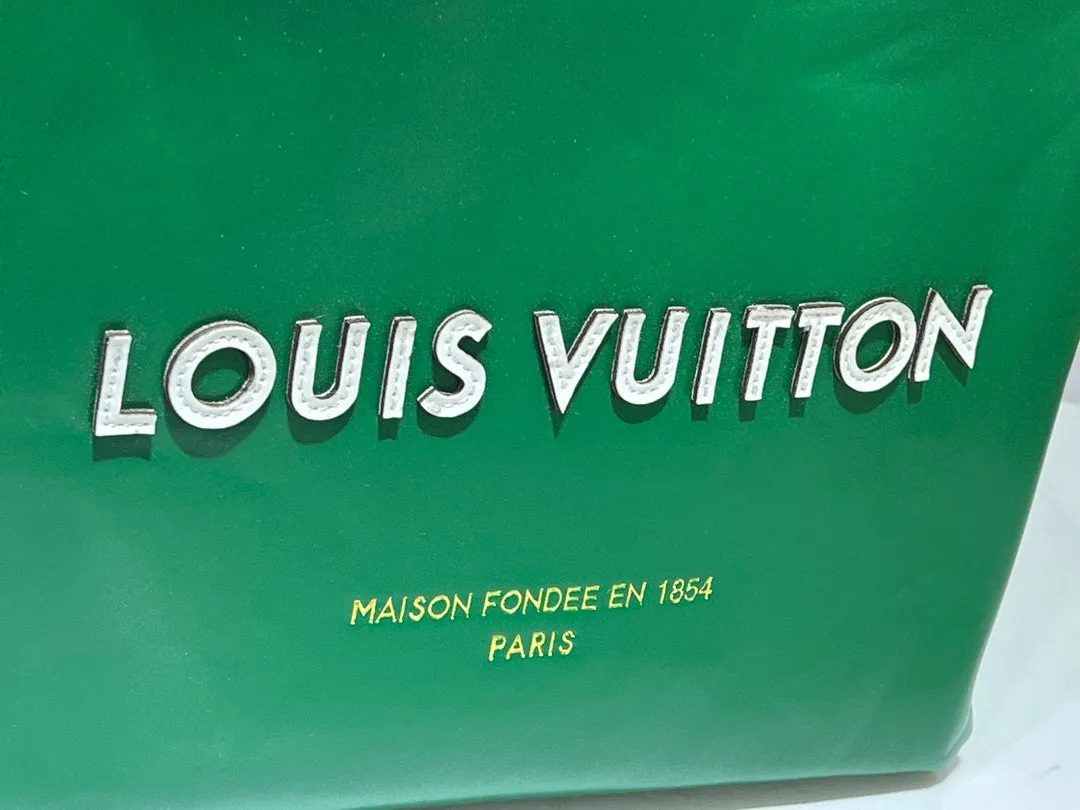 Batch 320💰Medium M24457 This medium Shopper handbag draws inspiration from Louis Vuitton shopping bags, with the words Louis Vuitton and Maison Fondée En 1854 written on soft cow leather, with a top handle and a detachable shoulder strap. Dimensions: 34x31x14cm