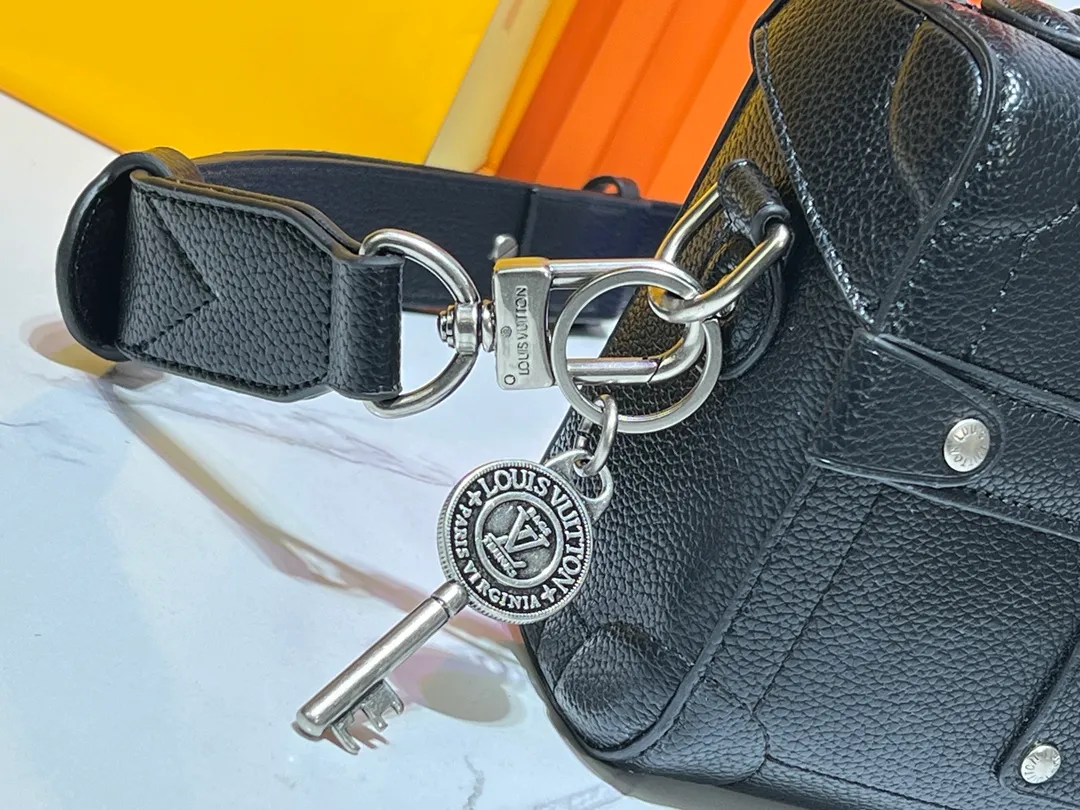 Batch 380💰M11743 black flower M11516 black M11535 old flower M12686 green This Soul Trunk handbag is crafted by Pharrell Williams and is made of flexible LV Colorado cow leather with a grained texture. The Tumbler's magnetic clasp, rivets and top handles harken back to classic hard case elements, while a removable and adjustable shoulder strap completes the sophisticated details. Size: 19x15x7cm