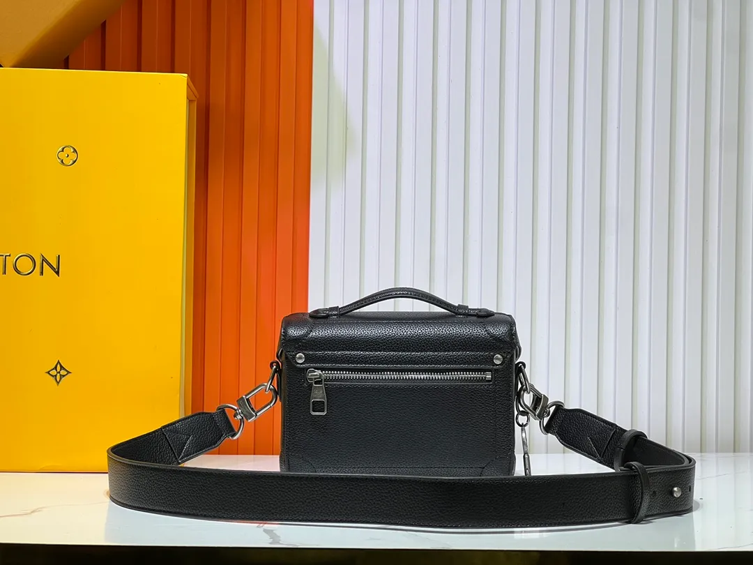 Batch 380💰M11743 black flower M11516 black M11535 old flower M12686 green This Soul Trunk handbag is crafted by Pharrell Williams and is made of flexible LV Colorado cow leather with a grained texture. The Tumbler's magnetic clasp, rivets and top handles harken back to classic hard case elements, while a removable and adjustable shoulder strap completes the sophisticated details. Size: 19x15x7cm