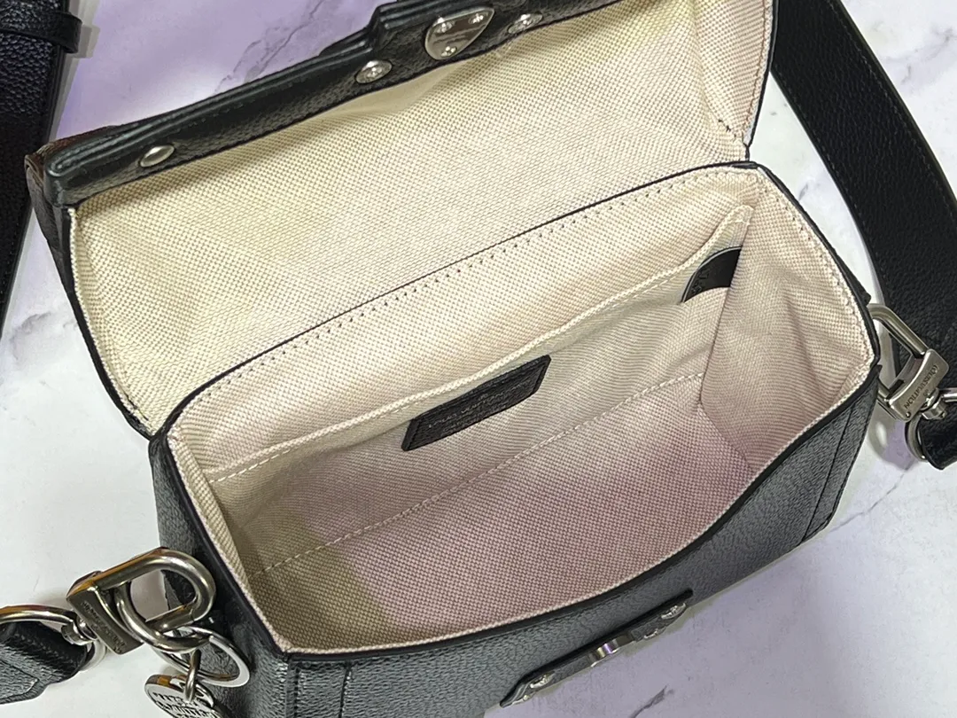 Batch 380💰M11743 black flower M11516 black M11535 old flower M12686 green This Soul Trunk handbag is crafted by Pharrell Williams and is made of flexible LV Colorado cow leather with a grained texture. The Tumbler's magnetic clasp, rivets and top handles harken back to classic hard case elements, while a removable and adjustable shoulder strap completes the sophisticated details. Size: 19x15x7cm