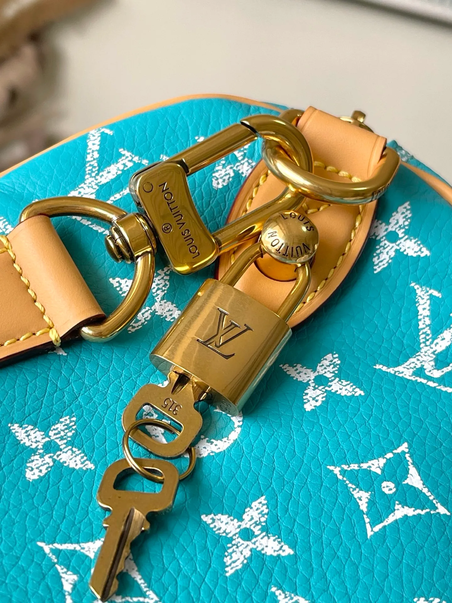💰1640 Top original order M11561 This Speedy P18 Bandouliere 25 handbag combines cow leather body and leather trim, which combines trendy style and functional considerations. The lobster pattern embossed on the handle fastener symbolizes longevity and prosperity in Japanese culture, and together with the removable leather storage inner bag, continues the iconic element of the Speedy P18 series. Dimensions: 25 × 15 × 15 cm