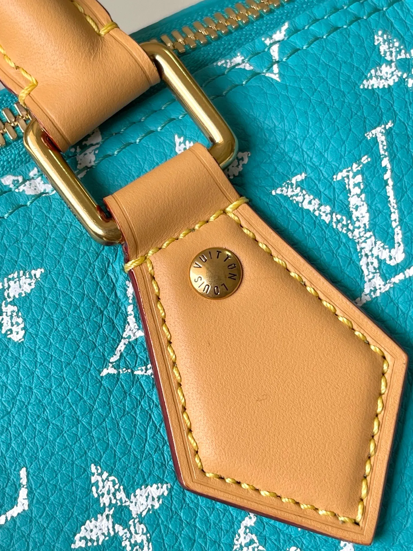 💰1640 Top original order M11561 This Speedy P18 Bandouliere 25 handbag combines cow leather body and leather trim, which combines trendy style and functional considerations. The lobster pattern embossed on the handle fastener symbolizes longevity and prosperity in Japanese culture, and together with the removable leather storage inner bag, continues the iconic element of the Speedy P18 series. Dimensions: 25 × 15 × 15 cm