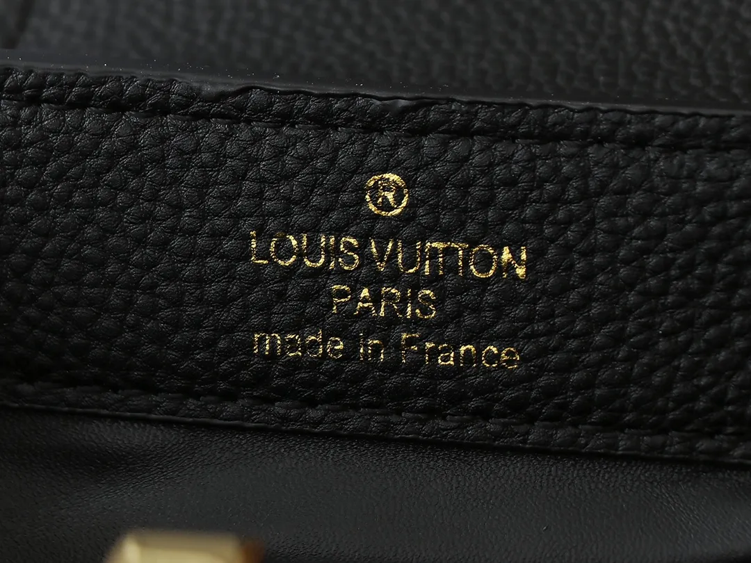 💰380💰Guangzhou goods Upgraded original M00014 M00013 M00015 [New size] This Capucines new size handbag shows soft beauty: Taurillon leather bag body with light-colored flap and top handle, enamel Monogram flower chain can also achieve a shoulder-carrying experience. Wear the slim leather strap to explore more styling possibilities. Dimensions 23.5x 14 x 8 cm (length x height x width)