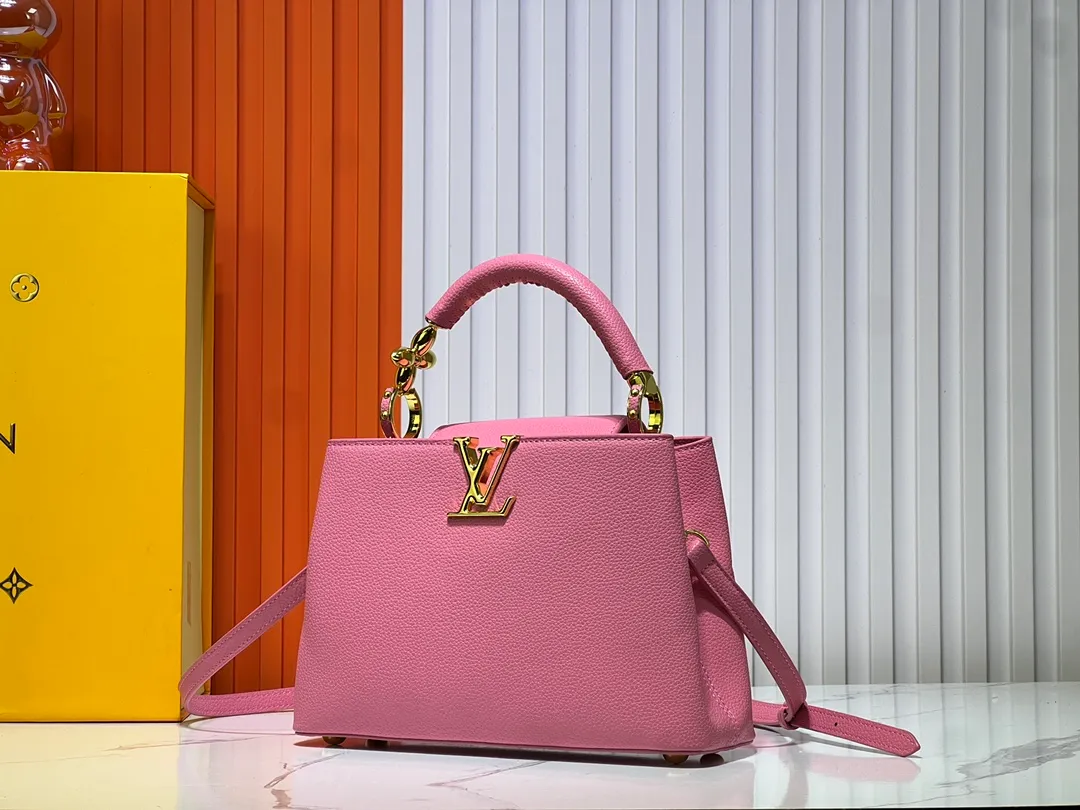 Batch 380💰Upgraded original M23943 M23944 M23945 M24698 M24989 This Capucines mini handbag incorporates exquisite Monogram flowers on the handle, presenting the three-dimensional look of the LV logo with delicate brushstrokes, injecting dazzling luster into the soft design. Full-grain Taurillon leather is designed to fit a smartphone, short wallet and other small essentials. Dimensions: Small 21.0 x 14.0 x 8.0 cm (L x H x W) Large 27x 17.5 x 9.0 cm (L x H x W)