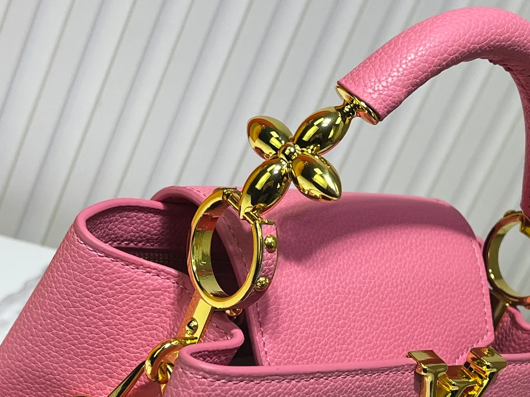 Batch 380💰Upgraded original M23943 M23944 M23945 M24698 M24989 This Capucines mini handbag incorporates exquisite Monogram flowers on the handle, presenting the three-dimensional look of the LV logo with delicate brushstrokes, injecting dazzling luster into the soft design. Full-grain Taurillon leather is designed to fit a smartphone, short wallet and other small essentials. Dimensions: Small 21.0 x 14.0 x 8.0 cm (L x H x W) Large 27x 17.5 x 9.0 cm (L x H x W)