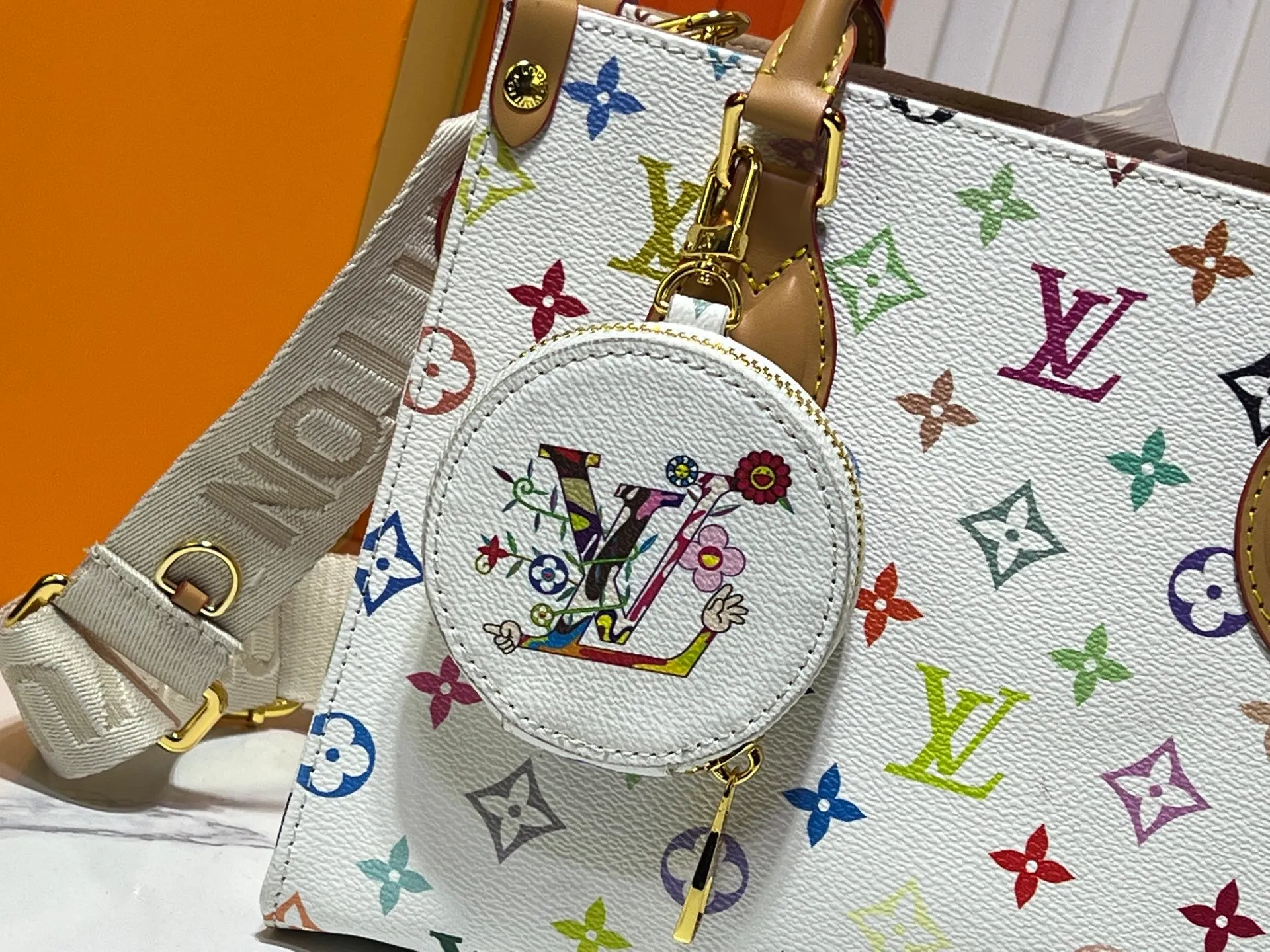 Batch 320💰M45659 M46373🔥Lv&Takashi Murakami🐼White tricolor OnTheGo small new version The legendary ONTHEGO handbag: always able to meet your various needs for handbags. It has a large capacity but is not bulky. It is stiff and soft to the touch, making it suitable for home and travel. Tighten the side ties and it instantly transforms into a stylish urban handbag. Loosen the straps and it transforms into a chic and practical handbag. The slender leather handle can be carried over the shoulder or between the arms. The model shown here is made of Damier Azur canvas. Size: 25x11x19cm