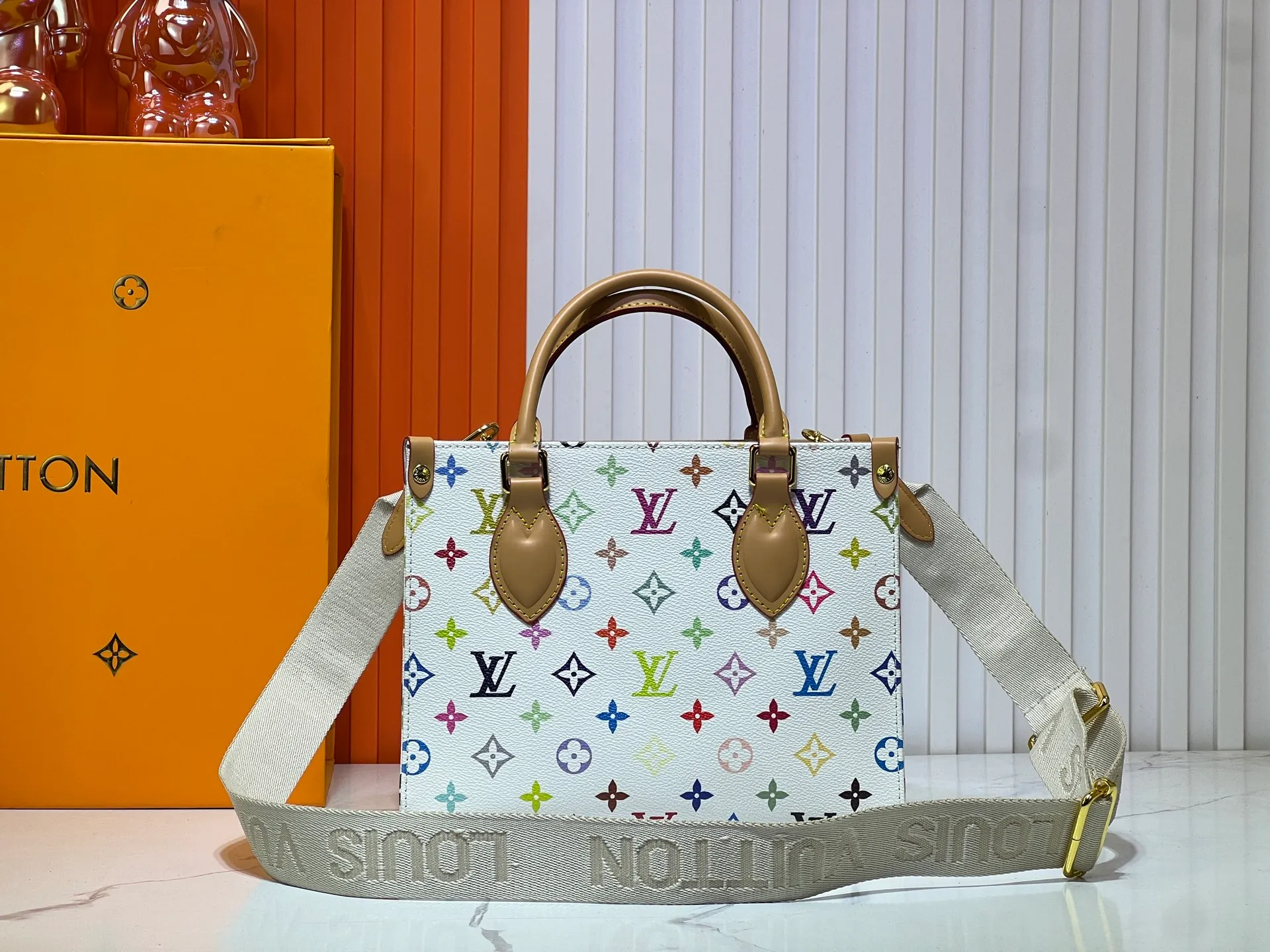 Batch 320💰M45659 M46373🔥Lv&Takashi Murakami🐼White tricolor OnTheGo small new version The legendary ONTHEGO handbag: always able to meet your various needs for handbags. It has a large capacity but is not bulky. It is stiff and soft to the touch, making it suitable for home and travel. Tighten the side ties and it instantly transforms into a stylish urban handbag. Loosen the straps and it transforms into a chic and practical handbag. The slender leather handle can be carried over the shoulder or between the arms. The model shown here is made of Damier Azur canvas. Size: 25x11x19cm