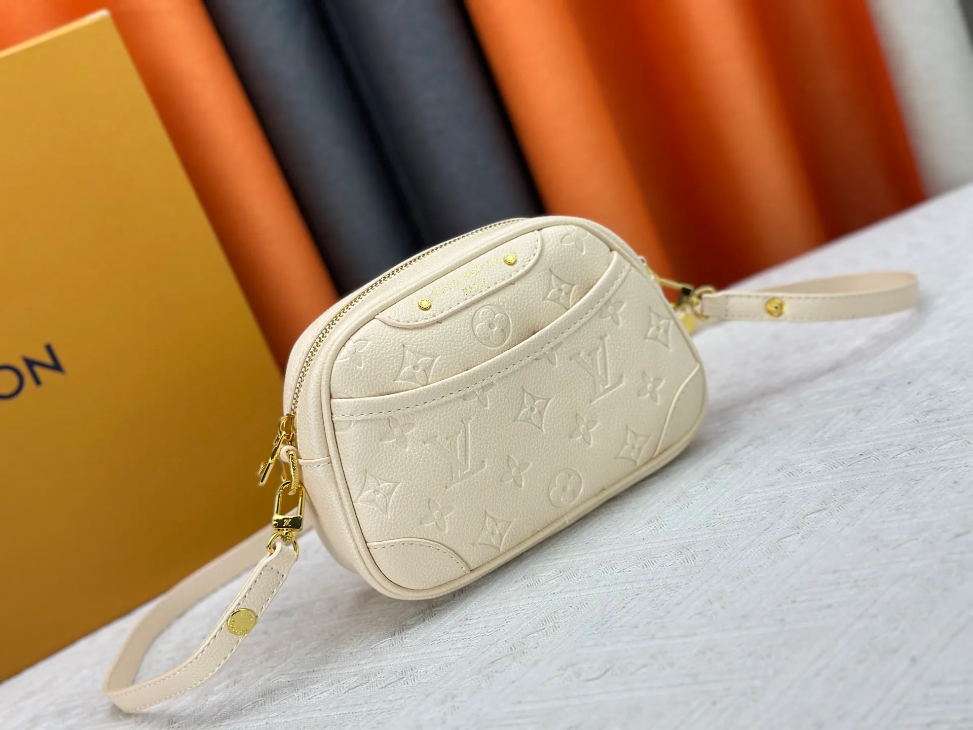 P220 Upgraded original M25518 M26509 This TINY CAMERA BAG handbag comes from the Monogram Empreinte Ys series. It is made of elegant cow leather decorated with dazzling metal parts, making it an everyday choice suitable for both day and night. The front patch pocket makes it easy to access credit cards or transportation cards, and the adjustable shoulder strap allows for a variety of carrying methods. Dimensions: 13 x 6 x 19 cm. (height x width x length)