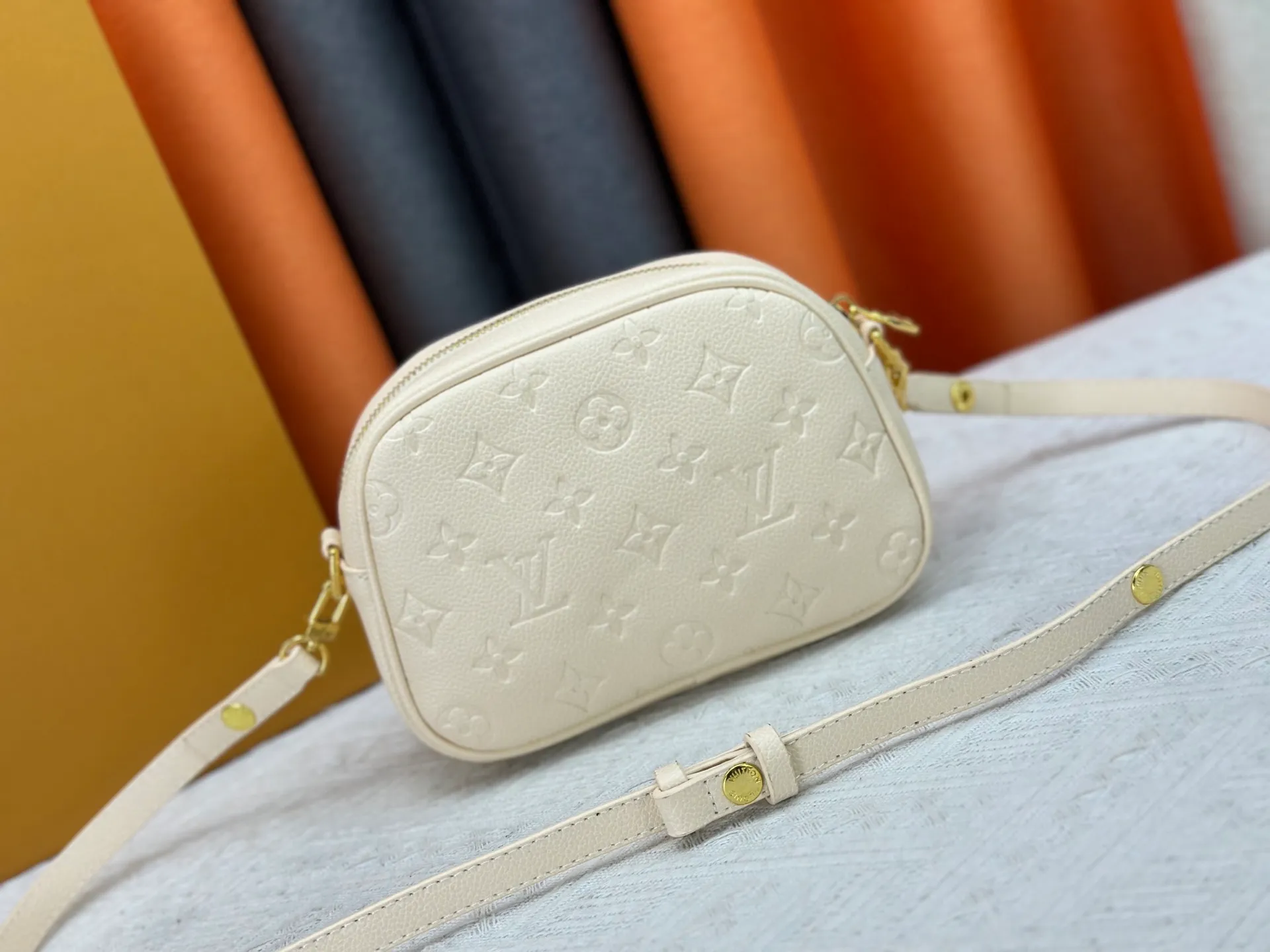 P220 Upgraded original M25518 M26509 This TINY CAMERA BAG handbag comes from the Monogram Empreinte Ys series. It is made of elegant cow leather decorated with dazzling metal parts, making it an everyday choice suitable for both day and night. The front patch pocket makes it easy to access credit cards or transportation cards, and the adjustable shoulder strap allows for a variety of carrying methods. Dimensions: 13 x 6 x 19 cm. (height x width x length)