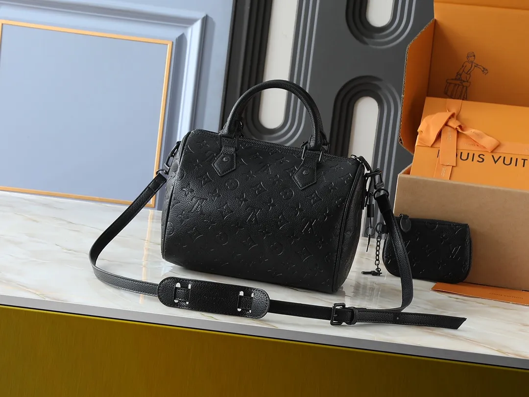 💰280💰Upgraded from the original M40390 M24426 M24425 M24424 M24423 M24443 M. This Speedy Bandoulière 25 Monogram Leather handbag is made of soft cow leather and uses the Monogram pattern to reproduce the elegant look and feel of the canvas print. Dazzling metal hardware, sheepskin lining and nameplate all reflect Creative Director Pharrell Williams' relentless attention to detail. Dimensions: 25.0 x 15.0 x 15.0 cm (length x height x width)