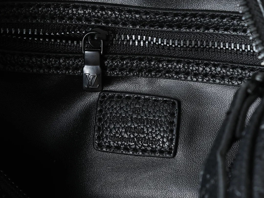 💰280💰Upgraded from the original M40390 M24426 M24425 M24424 M24423 M24443 M. This Speedy Bandoulière 25 Monogram Leather handbag is made of soft cow leather and uses the Monogram pattern to reproduce the elegant look and feel of the canvas print. Dazzling metal hardware, sheepskin lining and nameplate all reflect Creative Director Pharrell Williams' relentless attention to detail. Dimensions: 25.0 x 15.0 x 15.0 cm (length x height x width)