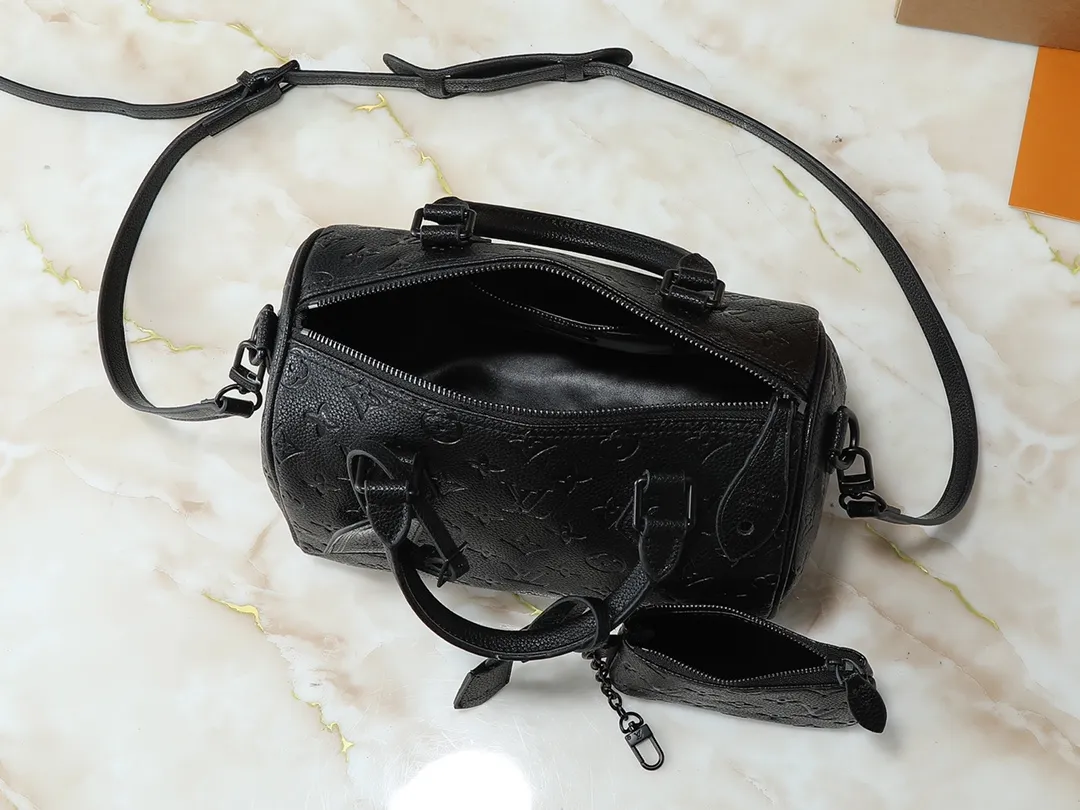 💰280💰Upgraded from the original M40390 M24426 M24425 M24424 M24423 M24443 M. This Speedy Bandoulière 25 Monogram Leather handbag is made of soft cow leather and uses the Monogram pattern to reproduce the elegant look and feel of the canvas print. Dazzling metal hardware, sheepskin lining and nameplate all reflect Creative Director Pharrell Williams' relentless attention to detail. Dimensions: 25.0 x 15.0 x 15.0 cm (length x height x width)