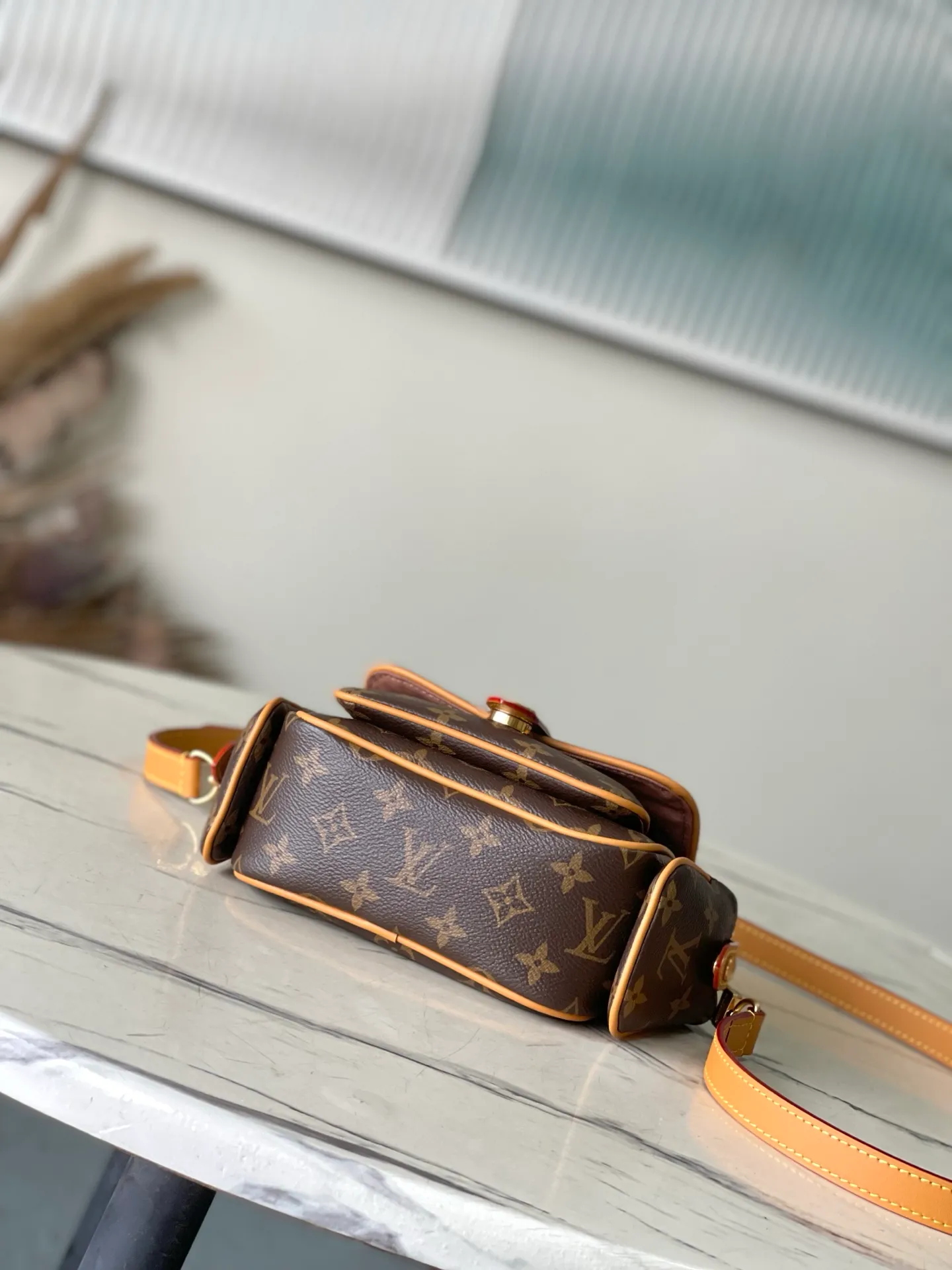 💰1000 Top Original Order M14742 This Cargo mini handbag is from the Monogram Archive series. It is made of soft Monogram coated canvas to create an urban configuration, and is finished with distressed cow leather trim and dazzling metal parts to convey a retro atmosphere. The main compartment, open front pocket and open side pockets highlight functionality, while the detachable and adjustable shoulder strap allows for shoulder or cross-body wear. Dimensions: 23 × 14 × 10 cm