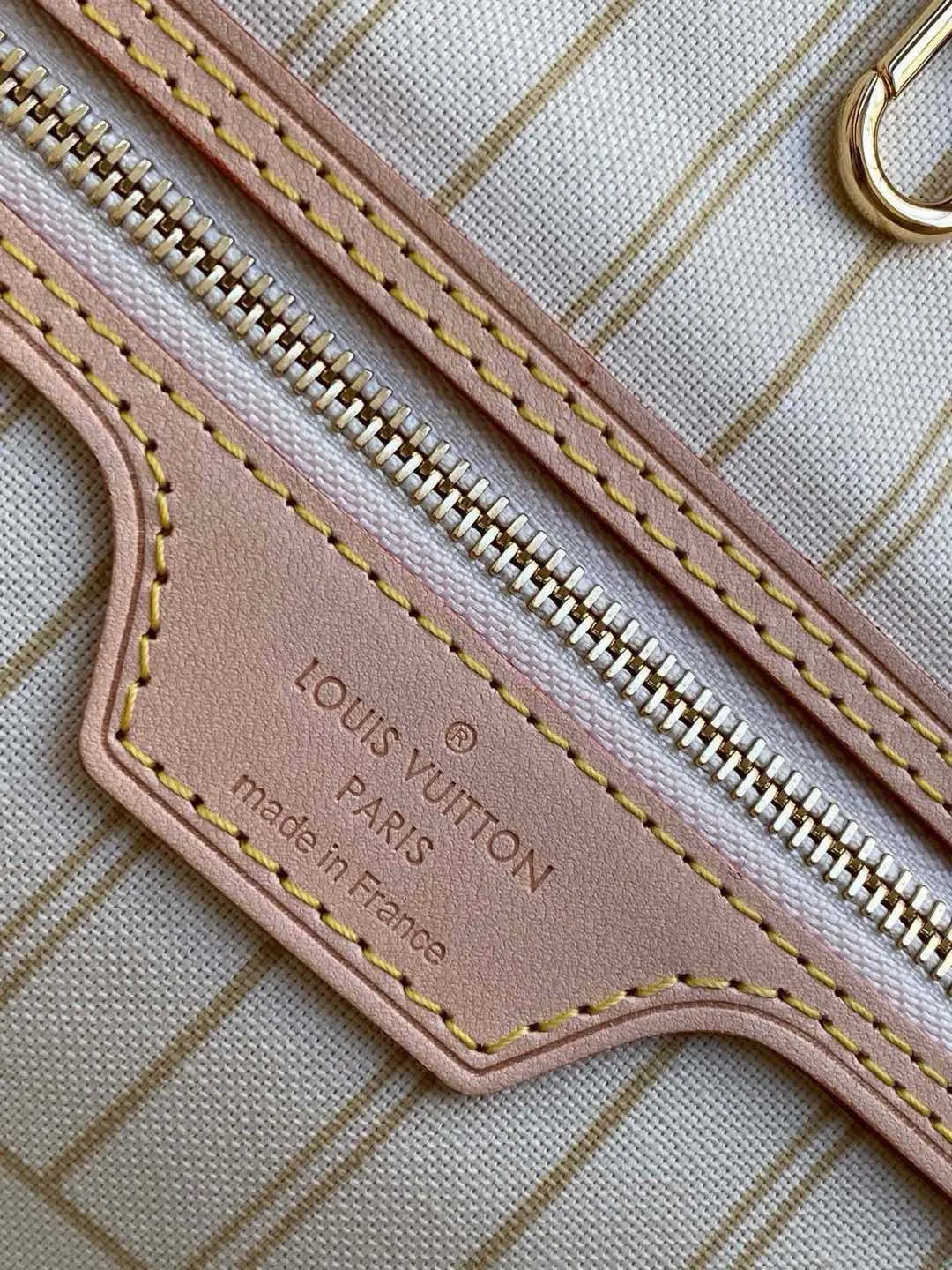 💰760 (Medium Steel Nail) Top Original N41361 NEVERFULL Medium Handbag The legendary Neverfull handbag: always able to meet your various needs for handbags. It has a large capacity but is not bulky. It is stiff and soft to the touch, making it suitable for home and travel. Tighten the side ties and it instantly transforms into a stylish urban handbag. Loosen the straps and it transforms into a chic and practical handbag. The slender leather handle can be carried over the shoulder or between the arms. The model shown here is made of Damier Azur canvas. Detailed Features 31 x 28 x 14 cm (Length x Height x Width) Bag interior redesigned with vintage details inspired by the Louis Vuitton archives - Fabric-lined interior pocket Removable zip clutch with matching interior Natural cowhide leather trim Shiny gold-tone brass hardware Handles: Double handle