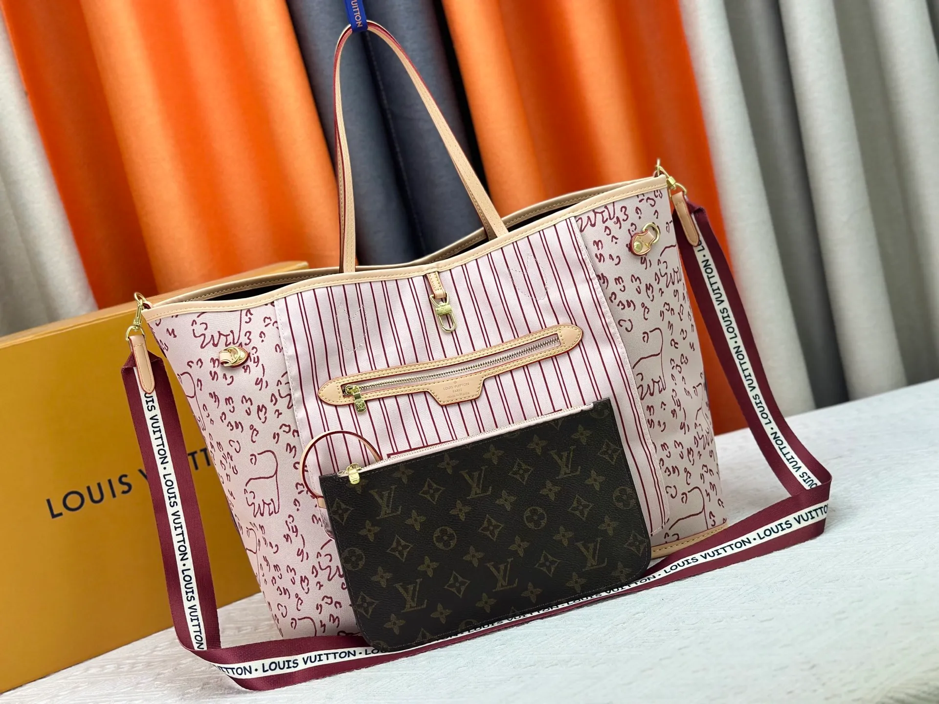 P280 Upgraded original version New M40990 M15124 Reversible The legendary Neverfull medium handbag: always able to meet your various needs for handbags. It has a large capacity but is not bulky. It is stiff and soft to the touch, making it suitable for home and travel. Tighten the side ties and it instantly transforms into a stylish urban handbag. Loosen the straps and it transforms into a chic and practical handbag. The slender leather handle can be carried over the shoulder or between the arms. The model shown here is made of Damier Azur canvas. Size: 40x33x20cm