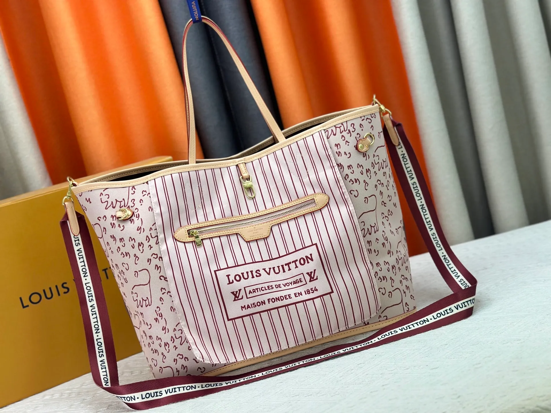 P280 Upgraded original version New M40990 M15124 Reversible The legendary Neverfull medium handbag: always able to meet your various needs for handbags. It has a large capacity but is not bulky. It is stiff and soft to the touch, making it suitable for home and travel. Tighten the side ties and it instantly transforms into a stylish urban handbag. Loosen the straps and it transforms into a chic and practical handbag. The slender leather handle can be carried over the shoulder or between the arms. The model shown here is made of Damier Azur canvas. Size: 40x33x20cm