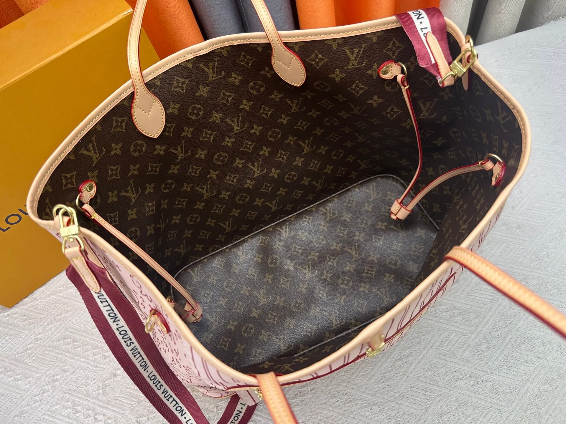 P280 Upgraded original version New M40990 M15124 Reversible The legendary Neverfull medium handbag: always able to meet your various needs for handbags. It has a large capacity but is not bulky. It is stiff and soft to the touch, making it suitable for home and travel. Tighten the side ties and it instantly transforms into a stylish urban handbag. Loosen the straps and it transforms into a chic and practical handbag. The slender leather handle can be carried over the shoulder or between the arms. The model shown here is made of Damier Azur canvas. Size: 40x33x20cm