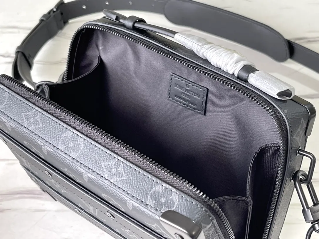 💰940 Top Original M45935 Black Flower This Handle Soft Trunk handbag is made of the iconic Monogram Macassar canvas, combined with rivet corners and leather reinforcement straps, evoking the memory of the brand's box-making tradition. The sleek construction and detachable shoulder strap make it easy to carry small electronic devices and personal needs. The wide mouth design makes it easy to access items. Dimensions: 21.5 x 15 x 7 cm