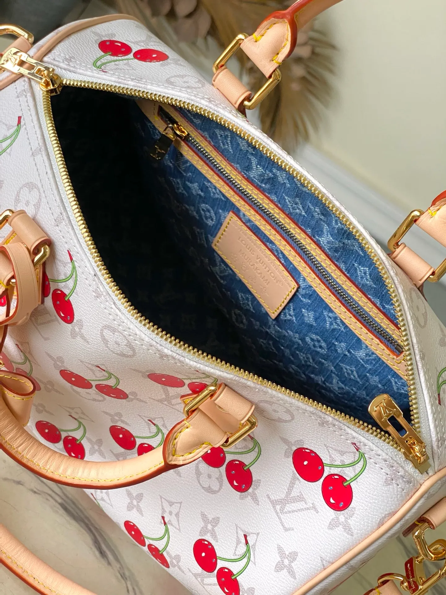 💰1180 Top original order M14238 This SpeedySoft30 handbag meets the personalized aesthetics of the Louis Vuitton×Takashi Murakami replica series. Monogram coated canvas chooses sober colors this time to highlight the passionate cherry pattern painted by Japanese artists. Denim fabric constructs the inner layer, the Toron top handle and the detachable Toron shoulder strap are both made of leather, and the bow-shaped key bag is rich in details. Dimensions: 30 × 21 × 17 cm
