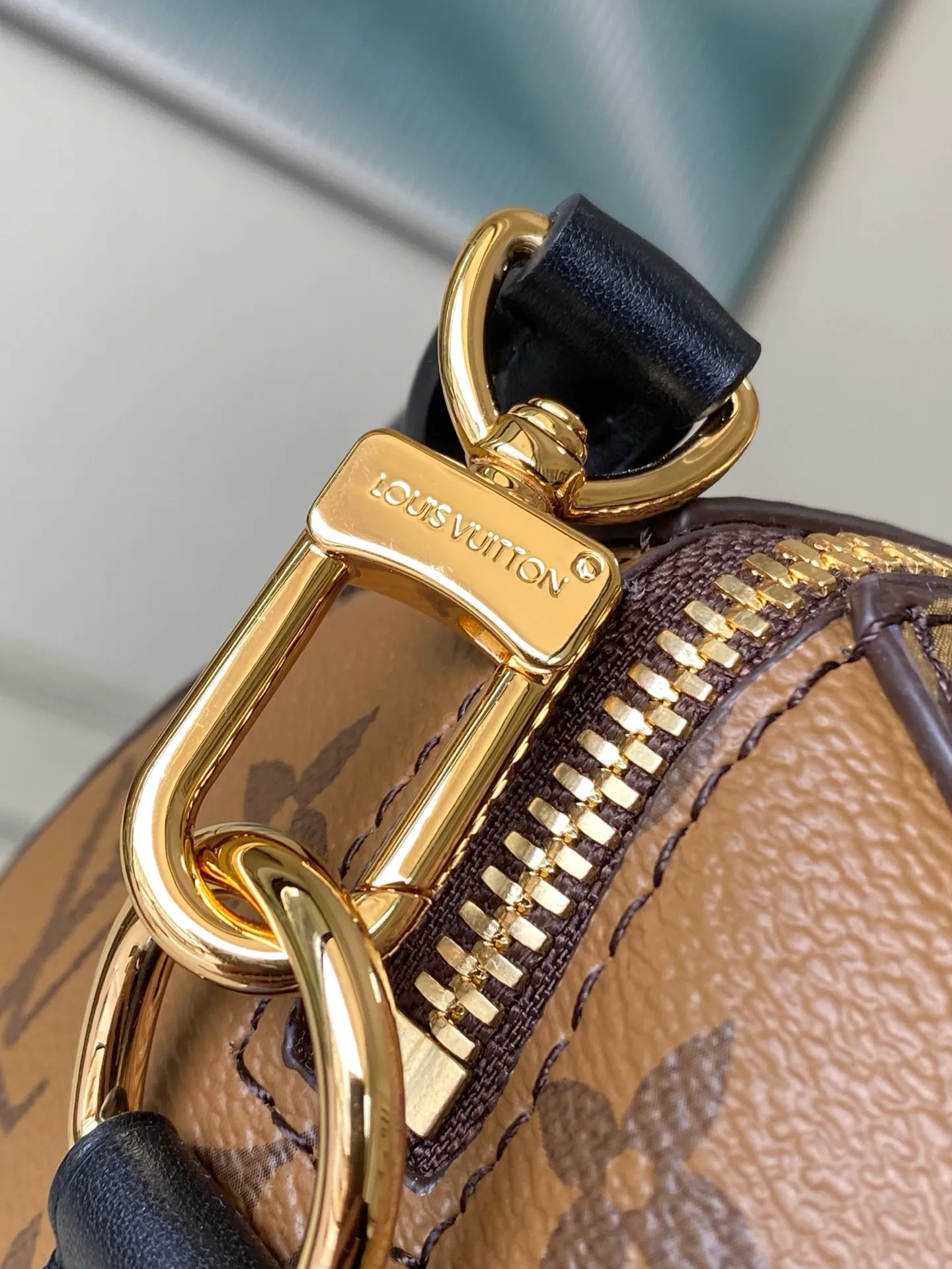 💰1020 Top original order M26181 Trunk series welcomes this new Speedy 25 model, which pays tribute to the brand’s genes through brand archive elements such as Monogram classic patterns and suitcase-inspired details. Made of canvas material with cow leather trim and embellished with metal parts, it shows exquisite craftsmanship. The elegant yet modern design can be carried by hand or on one shoulder, making it suitable for a variety of occasions. Dimensions: 27 × 20 × 15 cm