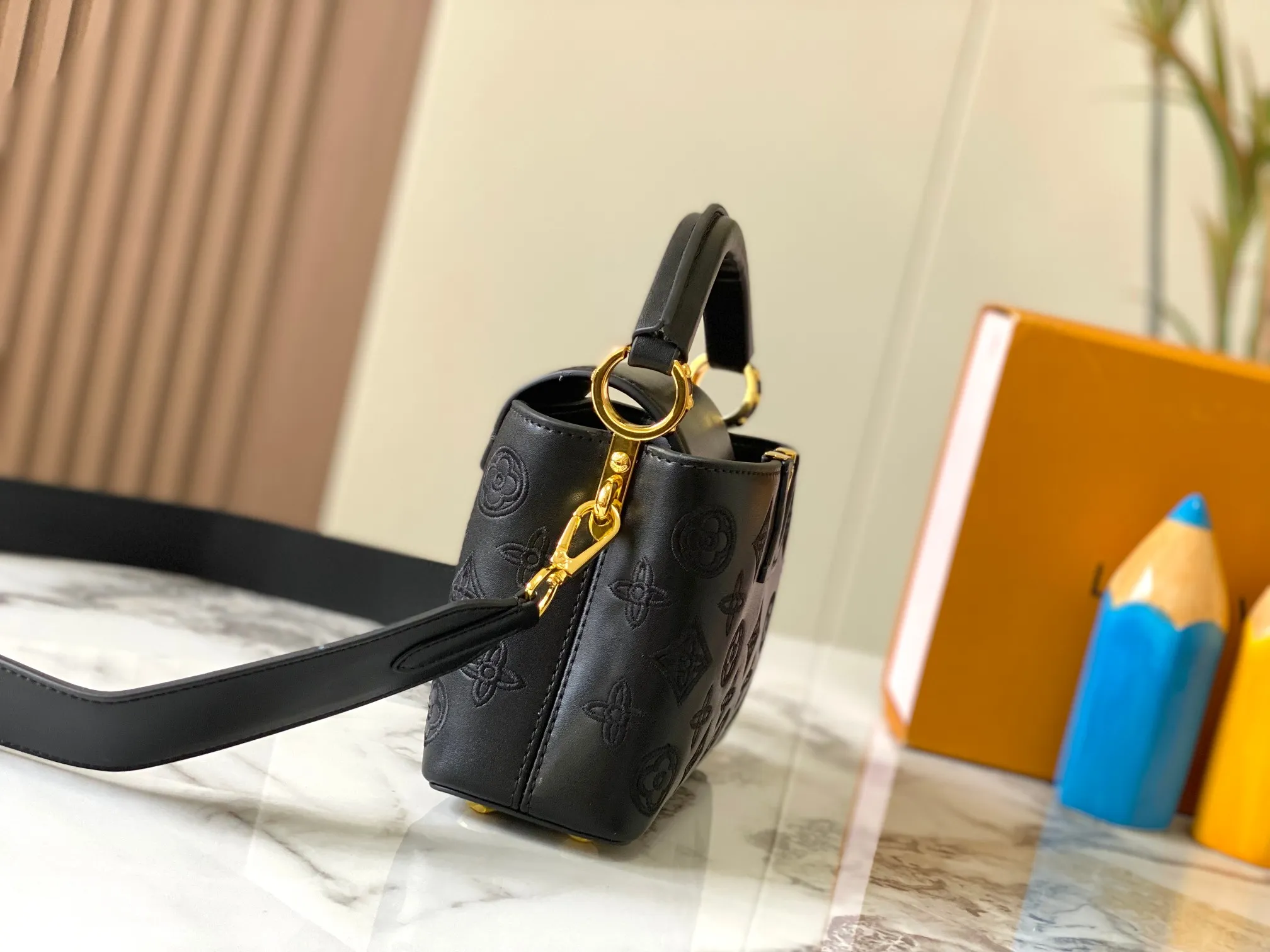 Upgraded version P440 M20741 Bourdon stitch embroidered gold buckle This Capucines mini handbag comes from the LV Broderie Anglaise capsule series designed by Nicolas Ghesquière, which transfers the embroidery technology in the ready-to-wear series to this. For the first time, the Monogram pattern appears on cow leather through cutting, and is embellished with Bourdon stitching, which is exquisitely crafted with craftsmanship.  Detailed features 21 x 14 x8 cm (length x height x width)