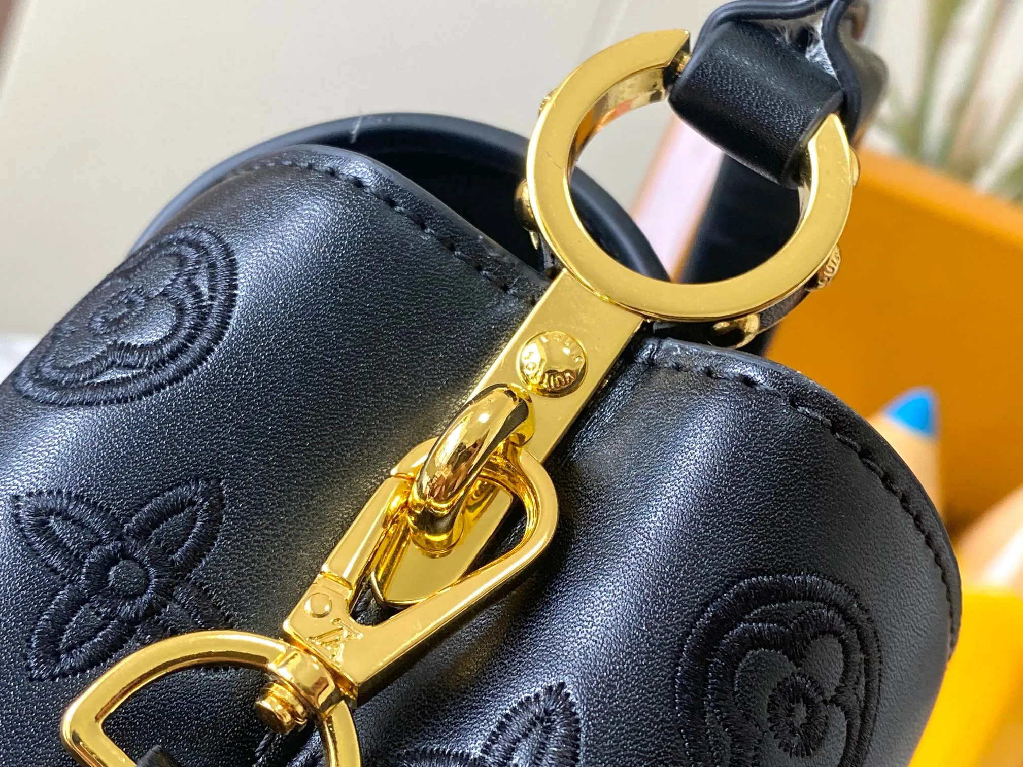 Upgraded version P440 M20741 Bourdon stitch embroidered gold buckle This Capucines mini handbag comes from the LV Broderie Anglaise capsule series designed by Nicolas Ghesquière, which transfers the embroidery technology in the ready-to-wear series to this. For the first time, the Monogram pattern appears on cow leather through cutting, and is embellished with Bourdon stitching, which is exquisitely crafted with craftsmanship.  Detailed features 21 x 14 x8 cm (length x height x width)