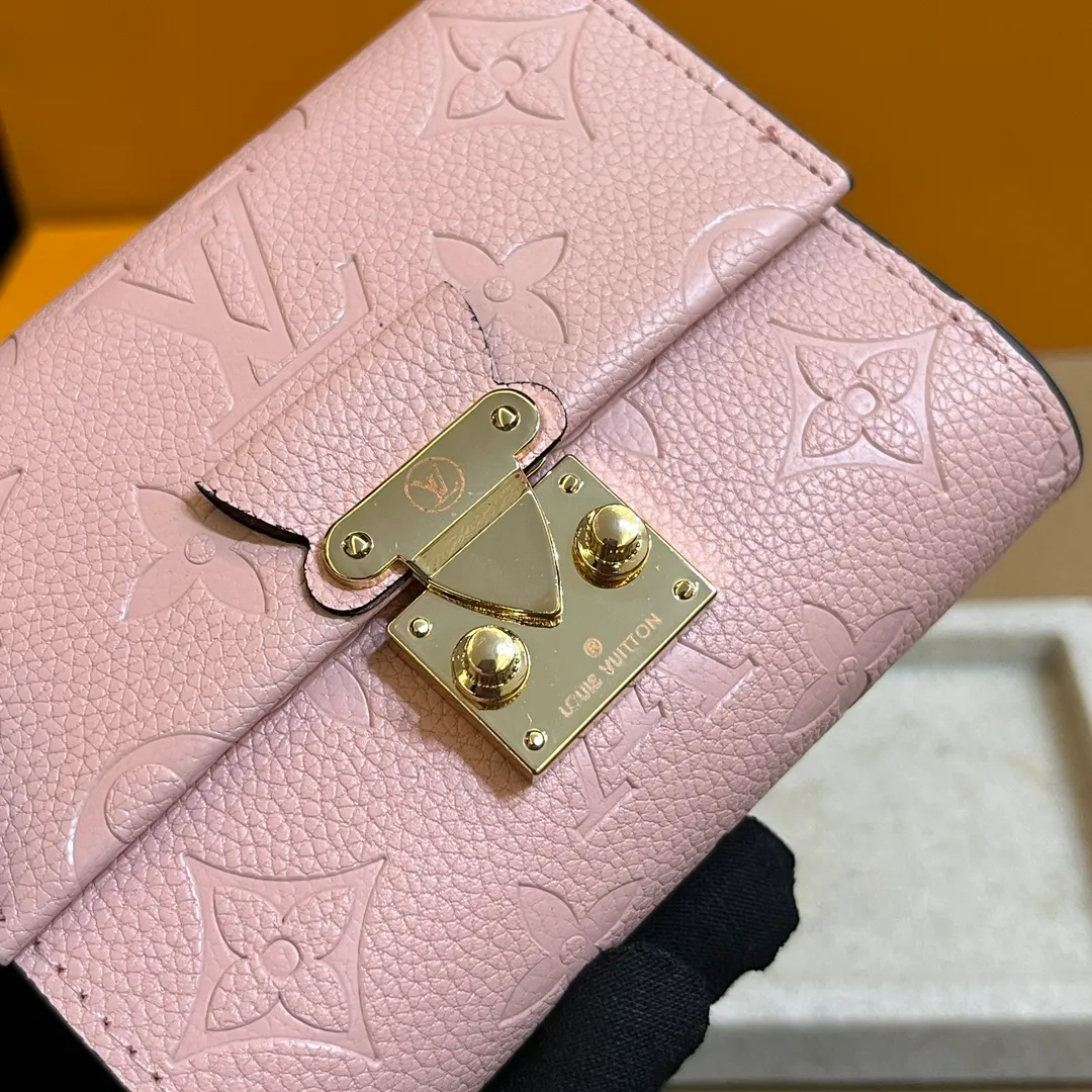 💰160 💎Top original laser hardware # (imitation original quality) This Métis small wallet is made of soft Monogram Empreinte leather and embellished with the classic Monogram pattern, inspired by the Métis leather goods series. The wallet's flap is secured with a mini S-lock, a nod to traditional Louis Vuitton luggage. Compact yet practical, the wallet features a zippered accordion coin purse, two patch pockets and six credit card slots. Model: M80880 M81071 Dimensions: 11.5 x 8.5 x 4 cm