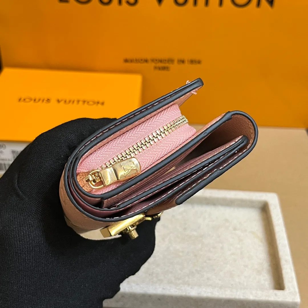 💰160 💎Top original laser hardware # (imitation original quality) This Métis small wallet is made of soft Monogram Empreinte leather and embellished with the classic Monogram pattern, inspired by the Métis leather goods series. The wallet's flap is secured with a mini S-lock, a nod to traditional Louis Vuitton luggage. Compact yet practical, the wallet features a zippered accordion coin purse, two patch pockets and six credit card slots. Model: M80880 M81071 Dimensions: 11.5 x 8.5 x 4 cm