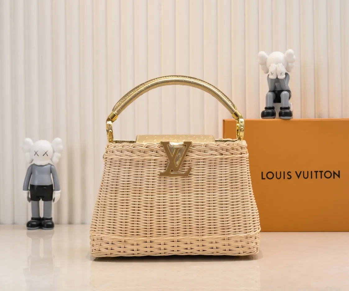 The upgraded version of P680 M11618 ostrich pattern Capucines BB handbag has a unique rattan weaving structure, paying tribute to the Louis Vuitton picnic box design that came out in 1892. The cow leather shapes the top handle and flap, the LV letters reveal a metallic texture, and the detachable and adjustable leather shoulder strap makes it easy to carry on the shoulder. The gift box packaging provided with this product may be reasonably adjusted depending on the stock situation, and may be different from the packaging style displayed on this product page. Please refer to the actual gift box packaging style received for details. Size:27×17.3×9cm