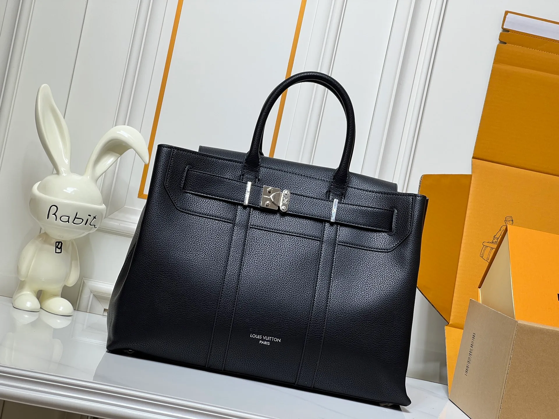 Batch 380💰Upgraded original M23153 M23154 M11663 This Georges Tote medium handbag is made of Cuir Millesime grained cow leather, with deep tones to enhance the elegance, and the S-lock lock, extended handle and unique silhouette highlight the avant-garde style. The cow leather is sourced from Domaine des Massifs, ensuring excellent quality and ethical farming principles. Dimensions: 41.0 x 29.0 x 14.0 cm (length x height x width)