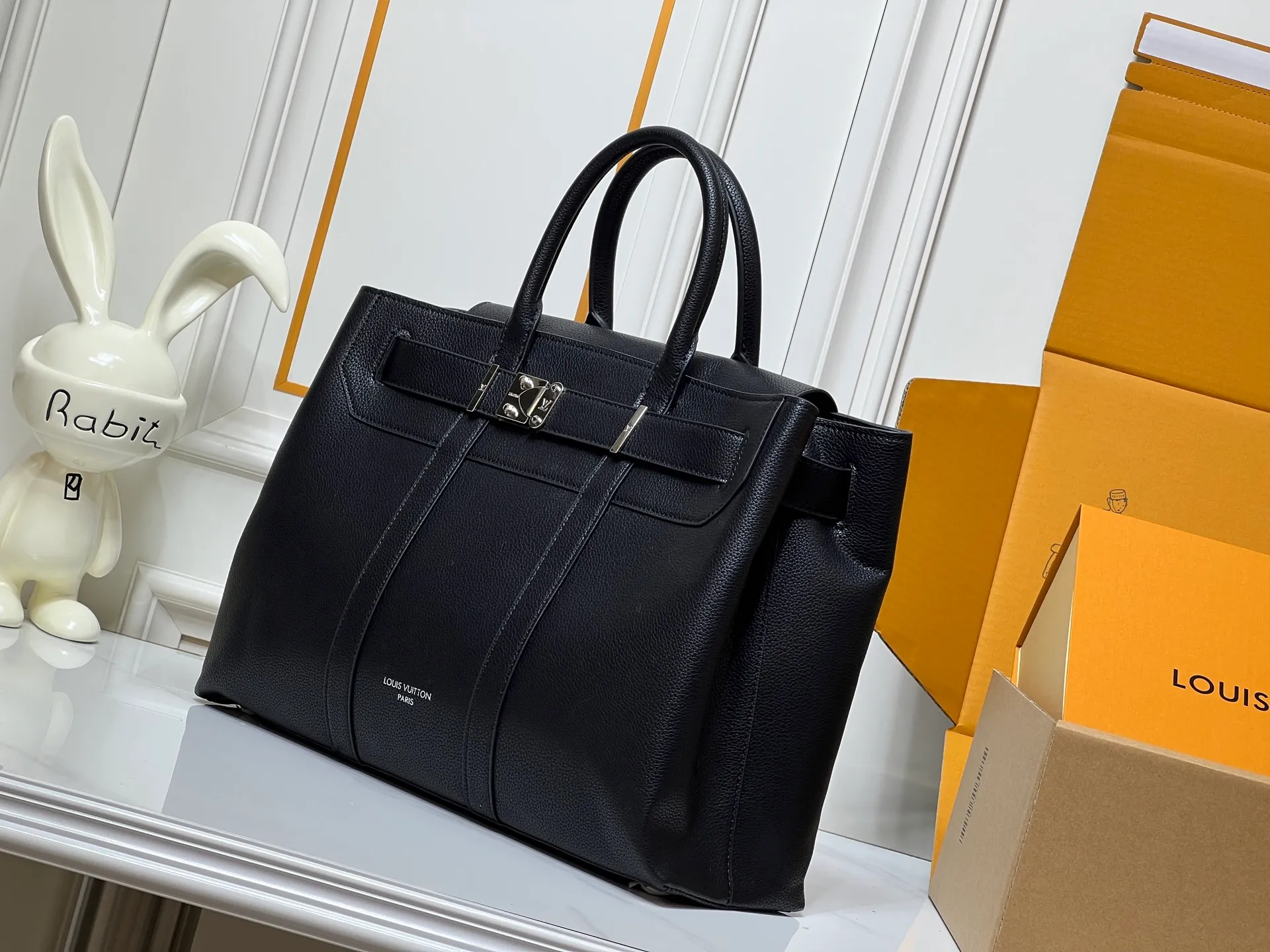 Batch 380💰Upgraded original M23153 M23154 M11663 This Georges Tote medium handbag is made of Cuir Millesime grained cow leather, with deep tones to enhance the elegance, and the S-lock lock, extended handle and unique silhouette highlight the avant-garde style. The cow leather is sourced from Domaine des Massifs, ensuring excellent quality and ethical farming principles. Dimensions: 41.0 x 29.0 x 14.0 cm (length x height x width)