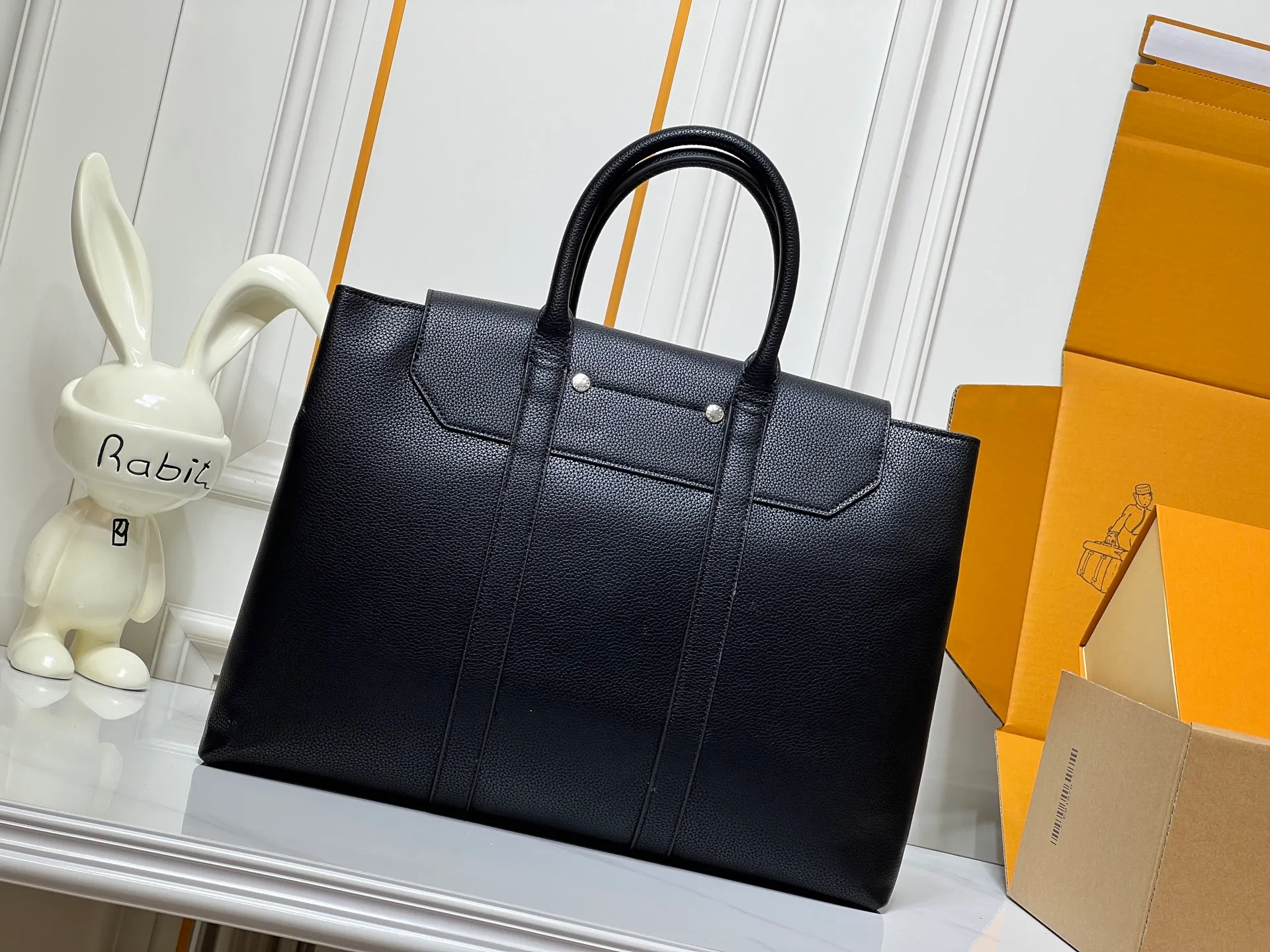 Batch 380💰Upgraded original M23153 M23154 M11663 This Georges Tote medium handbag is made of Cuir Millesime grained cow leather, with deep tones to enhance the elegance, and the S-lock lock, extended handle and unique silhouette highlight the avant-garde style. The cow leather is sourced from Domaine des Massifs, ensuring excellent quality and ethical farming principles. Dimensions: 41.0 x 29.0 x 14.0 cm (length x height x width)