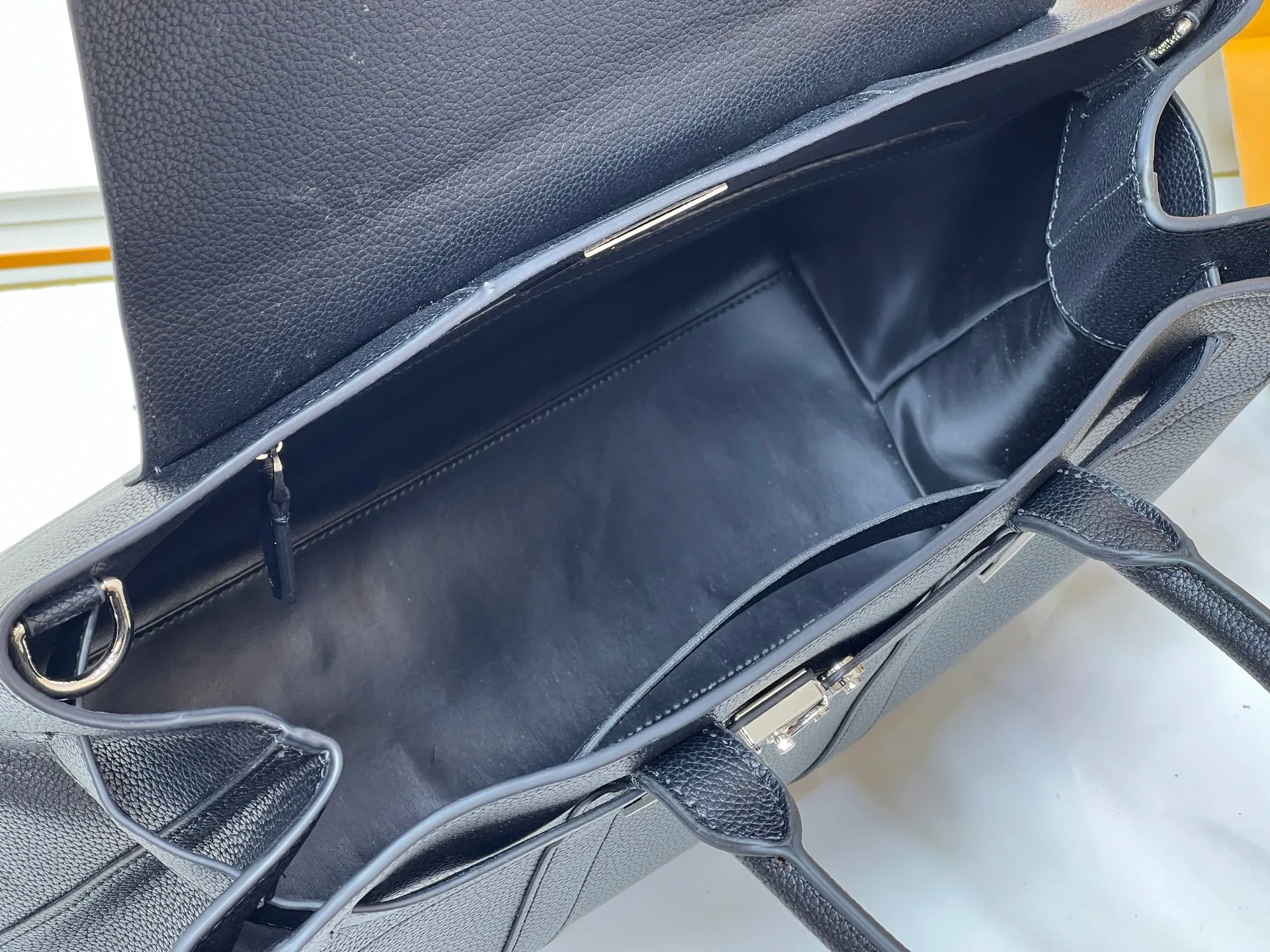 Batch 380💰Upgraded original M23153 M23154 M11663 This Georges Tote medium handbag is made of Cuir Millesime grained cow leather, with deep tones to enhance the elegance, and the S-lock lock, extended handle and unique silhouette highlight the avant-garde style. The cow leather is sourced from Domaine des Massifs, ensuring excellent quality and ethical farming principles. Dimensions: 41.0 x 29.0 x 14.0 cm (length x height x width)
