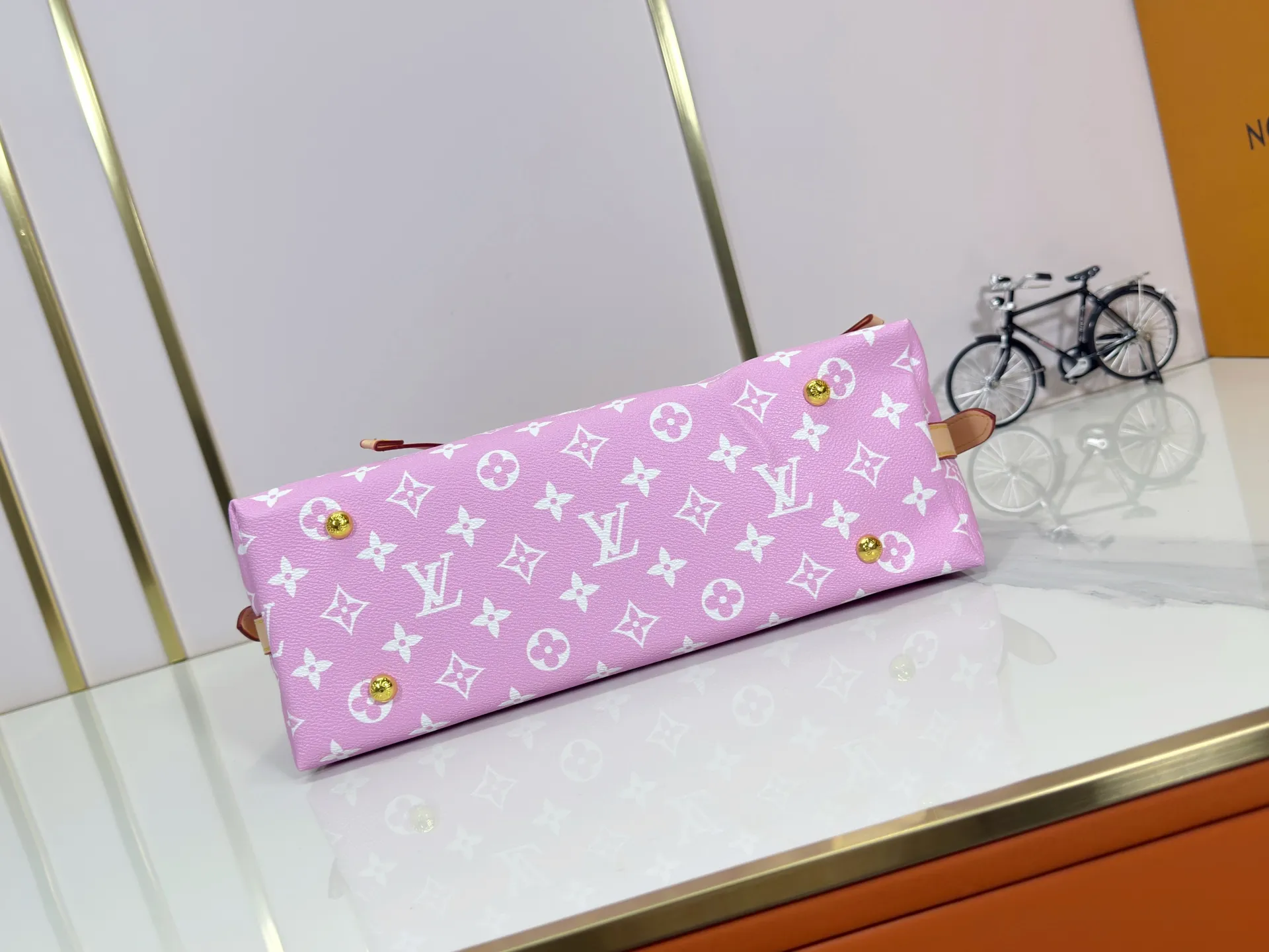 P280 upgraded original M24861 M25143 M46203 M46197 Colorful, legendary CarryAll medium handbag, with Monogram canvas and leather trimming to create a body-fitting design. There's a zipped pocket inside the ample space, and a detachable zipped clutch adds a functional element, with a buckle-adjustable handle. Small size: 29 x 24 x 12 cm,