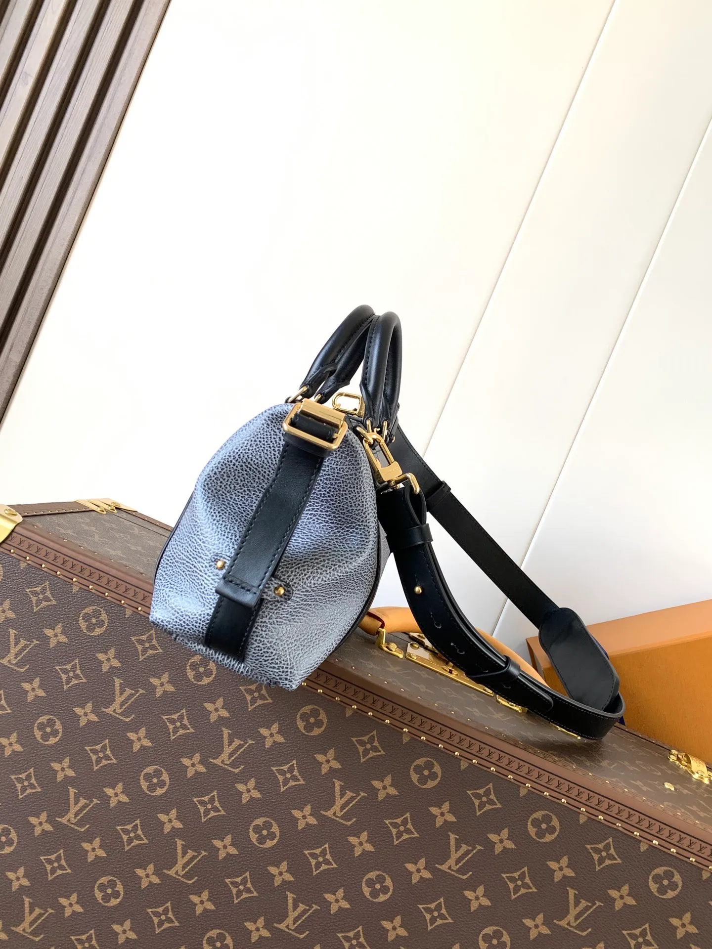 💰1420 (top layer leather) small top original order, transcoding chip black M14623 mini M14514 small M14700 medium dark gray M14702 medium light gray M14721 mini M14721 small M14721 medium This Nano LV Rider handbag is from 2025 For the spring and summer series, pixelated grained sheep leather is blended with smooth cow leather elements, and the LV Circle logo is highlighted with elegant patches. The foldable configuration makes it easy to store in a suitcase, and the modern design adds a rock-n-roll edge to any look.  Mini 10 x 10 x 23 cm Small 12 × 12 × 30 cm Medium 15 × 15 × 38 cm (H x W x L) Sheep leather Cow leather trim Textile lining Metal hardware Zipper closure Side slip straps Internal pocket Holds a 6.7-inch smartphone, Romy card holder and lipstick Shoulder strap: removable, adjustable Strap half-length: 30.0 cm Bag strap half length adjustable to: 45.0 cm Handle: double handle