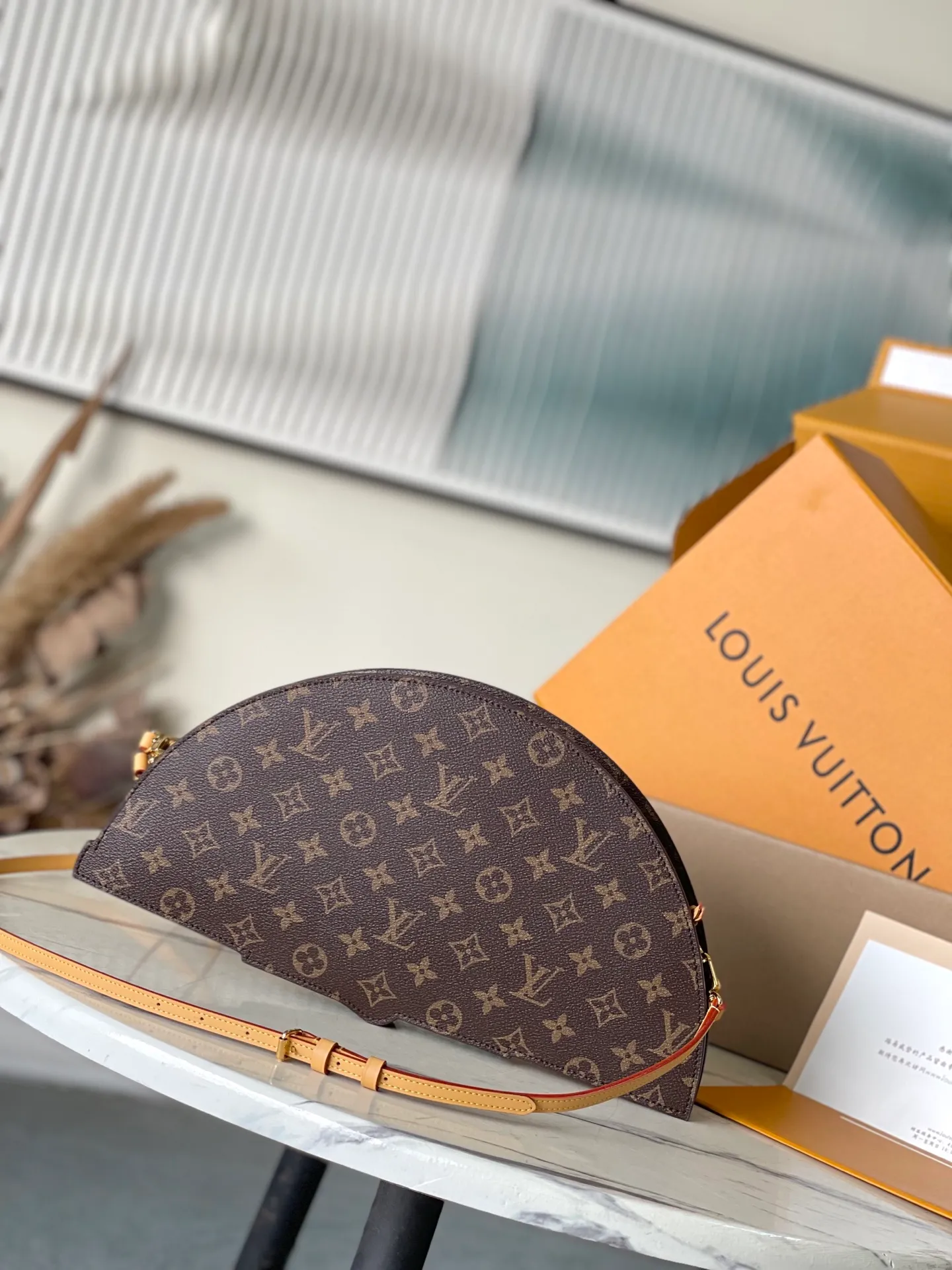💰1020 The top original M14804 LVFan handbag is made of Monogram canvas and appears on the 2025 spring and summer show with a unique design, making it a collector's choice. The leather is embellished with Monogram floral details and can be carried by hand or on the shoulder. Dimensions: 37 × 19 × 6 cm