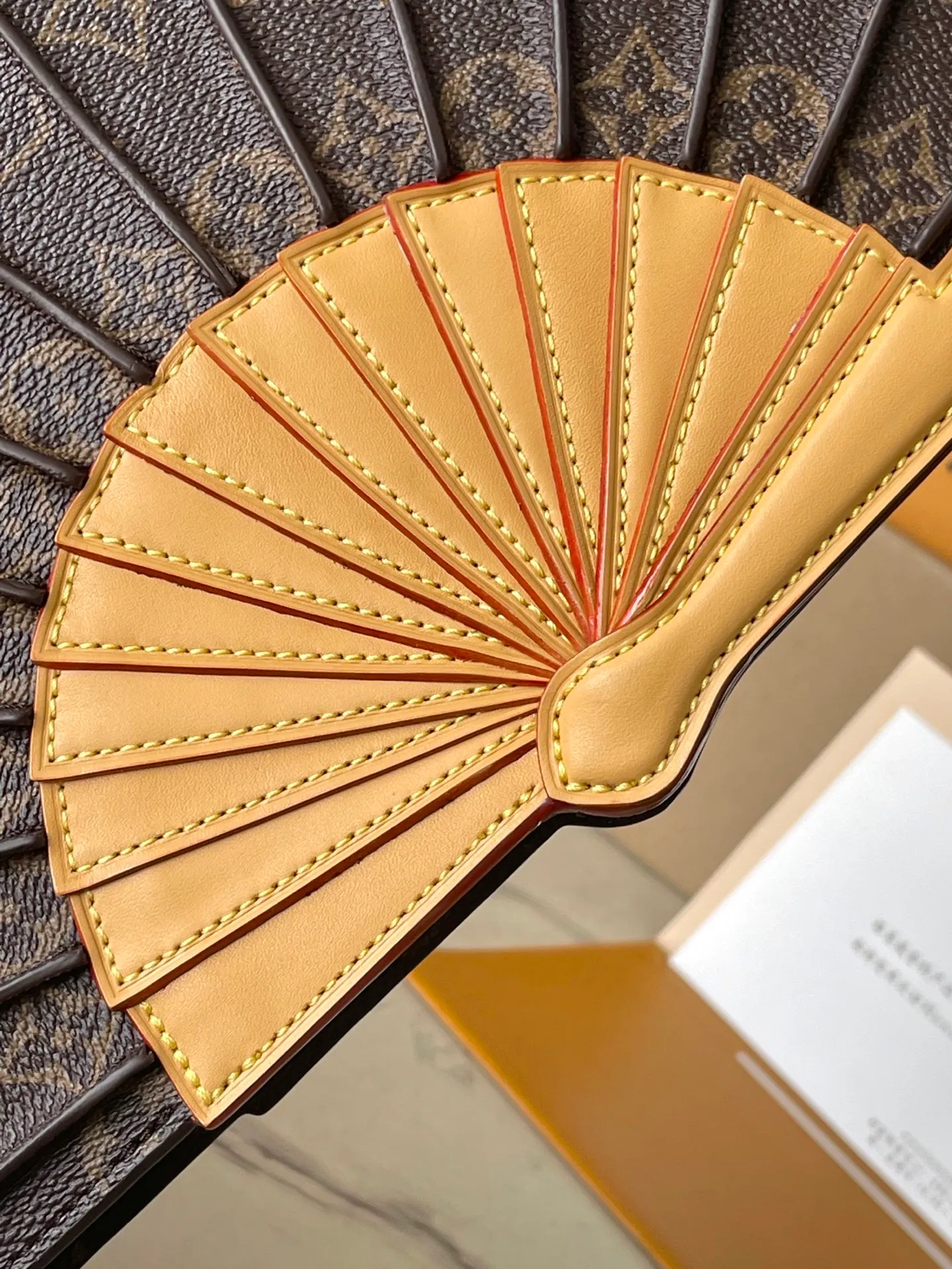 💰1020 The top original M14804 LVFan handbag is made of Monogram canvas and appears on the 2025 spring and summer show with a unique design, making it a collector's choice. The leather is embellished with Monogram floral details and can be carried by hand or on the shoulder. Dimensions: 37 × 19 × 6 cm