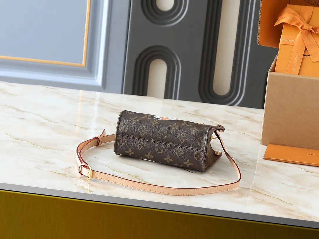 💰220💰Upgraded from the original M13668 M46839, the Louis Vuitton x Murakami reissue series interprets the exquisite version of the OnTheGo handbag with playful touches. Monogram canvas and cow leather establish the brand's classic style, and Murakami's cute and cute panda image is transformed into front and back prints. The detachable and adjustable shoulder strap provides a variety of carrying options, and the zippered interior pocket keeps personal items safe and secure. Dimensions: 18.0 x 15.0 x 8.5 cm (length x height x width)