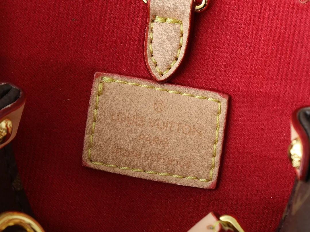 💰220💰Upgraded from the original M13668 M46839, the Louis Vuitton x Murakami reissue series interprets the exquisite version of the OnTheGo handbag with playful touches. Monogram canvas and cow leather establish the brand's classic style, and Murakami's cute and cute panda image is transformed into front and back prints. The detachable and adjustable shoulder strap provides a variety of carrying options, and the zippered interior pocket keeps personal items safe and secure. Dimensions: 18.0 x 15.0 x 8.5 cm (length x height x width)