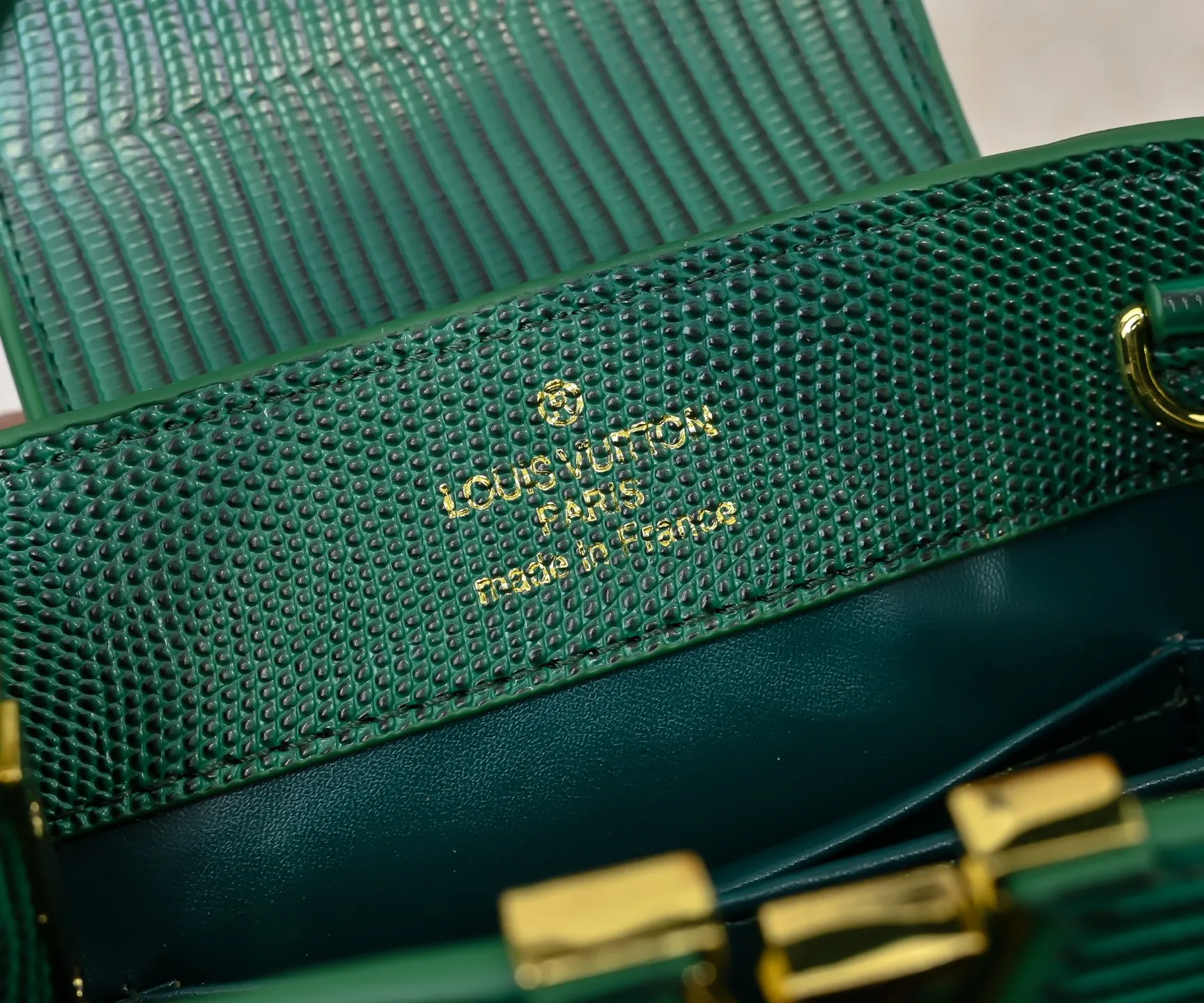 Top original P400 Guangzhou product M99527 green lizard gold buckle This Capucines mini handbag is wrapped in gorgeous lizard leather and lined with fine sheepskin, embellished with dazzling metal parts. The flip cover reads LV letters inside, and a Monogram flower blooms when turned out. Its compact size makes it a dazzling choice for evening occasions. Detailed features 21 x 14 x 8 cm (length x height x width)
