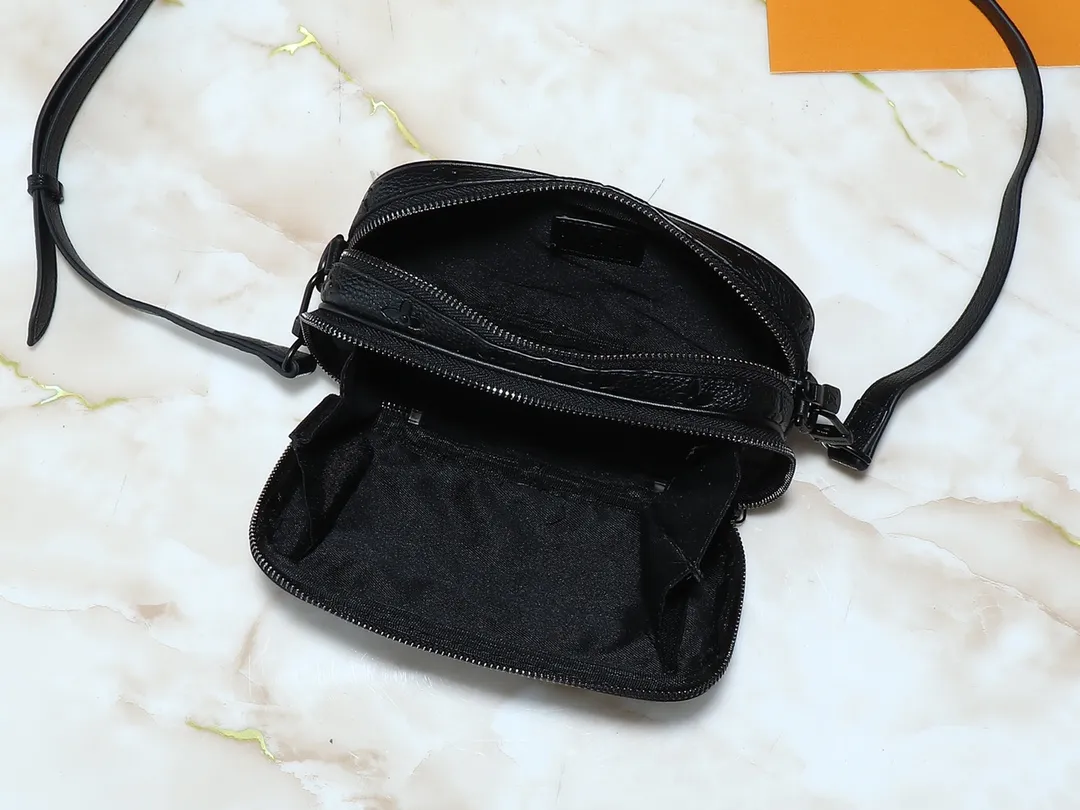 💰240💰Upgraded from the original M83383 M82542 M82544 M82801 mini men's messenger bag series. The new Zly hx NANO ALPHA handbag of the season. The Neo Alpha handbag condenses the past Alpha handbag design with rounded strokes and uses soft Monogram Eclipse canvas to build a casual silhouette. The ample space is equipped with a zipper compartment and front patch pocket to hold daily necessities such as mobile phones, cards and keys, and comes with a detachable and adjustable leather shoulder strap. 18.5 x 11 x 6.5 cm.