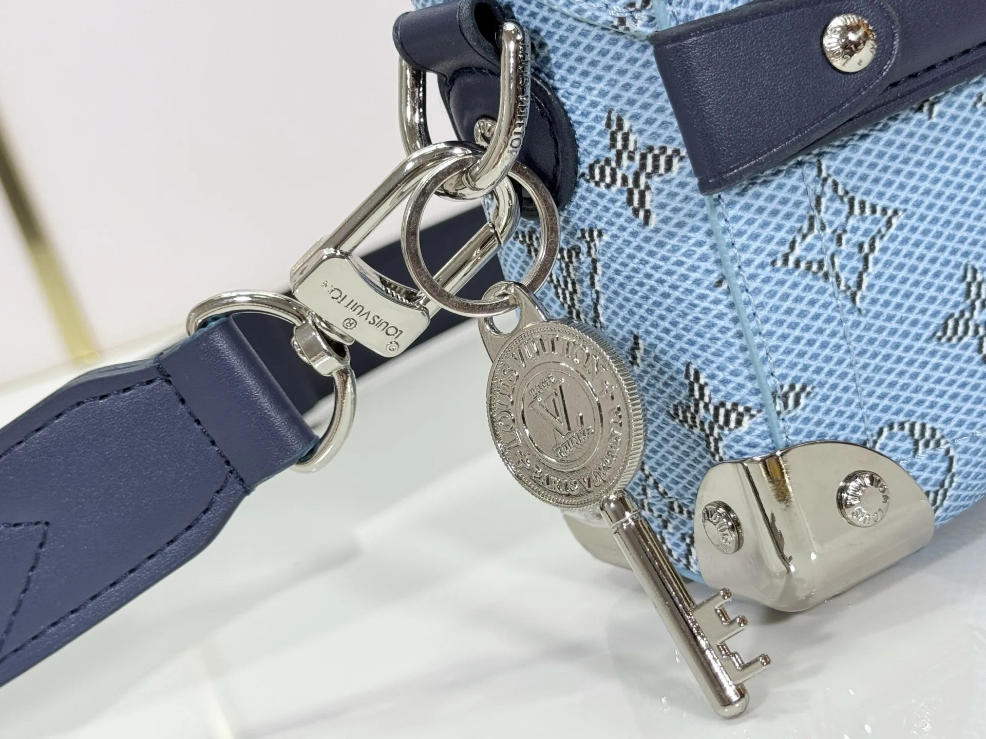 P320 Upgraded Original M15035 M13871 M11743 M11516 M11535 M12686 This Soul Trunk handbag is crafted by Pharrell Williams and is made of flexible LV Colorado cow leather with a grained texture. The Tumbler's magnetic clasp, rivets and top handles harken back to classic hard case elements, while a removable and adjustable shoulder strap completes the sophisticated details. Size: 19x15x7cm