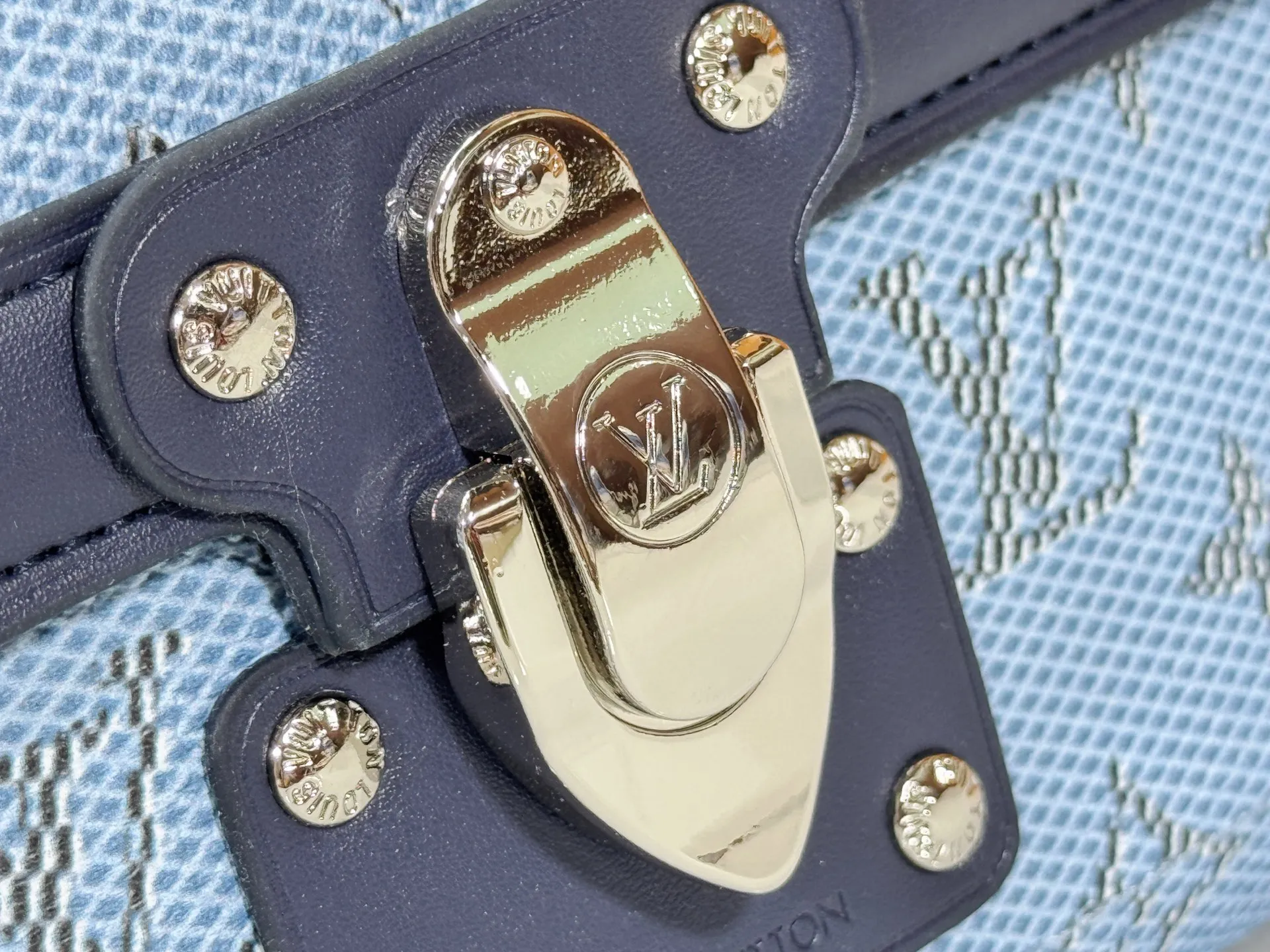 P320 Upgraded Original M15035 M13871 M11743 M11516 M11535 M12686 This Soul Trunk handbag is crafted by Pharrell Williams and is made of flexible LV Colorado cow leather with a grained texture. The Tumbler's magnetic clasp, rivets and top handles harken back to classic hard case elements, while a removable and adjustable shoulder strap completes the sophisticated details. Size: 19x15x7cm