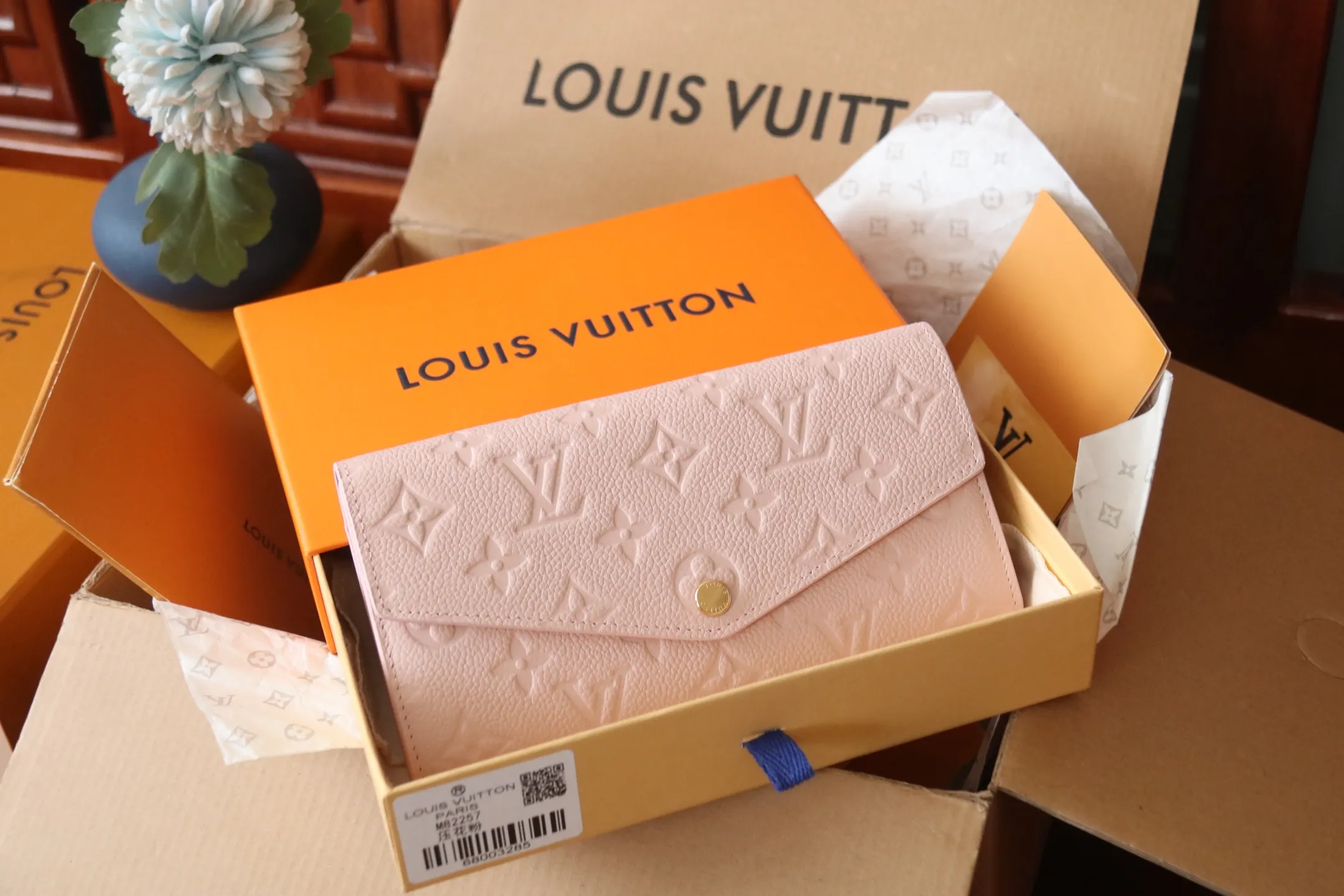 M82257 embossing powder P540 The embossing process of Louis Vuitton's iconic Monogram pattern is very beautiful, and the "Portefeuille Sara" using Monogram Unplant leather is used. Opening the envelope-shaped flip cover reveals functional interior features such as multiple card slots and a zippered coin pocket. Size: 19 10.5 2