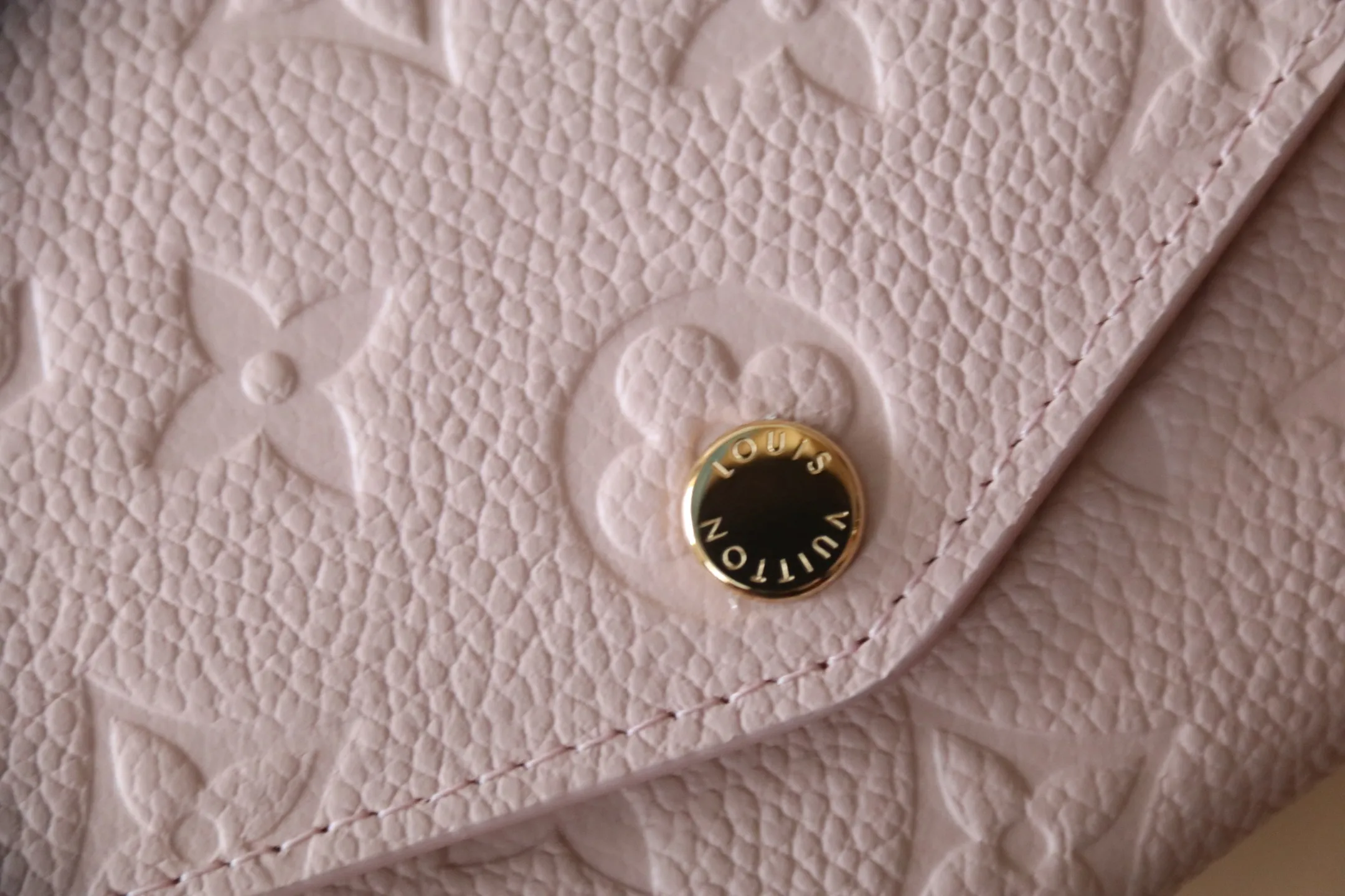M82257 embossing powder P540 The embossing process of Louis Vuitton's iconic Monogram pattern is very beautiful, and the "Portefeuille Sara" using Monogram Unplant leather is used. Opening the envelope-shaped flip cover reveals functional interior features such as multiple card slots and a zippered coin pocket. Size: 19 10.5 2