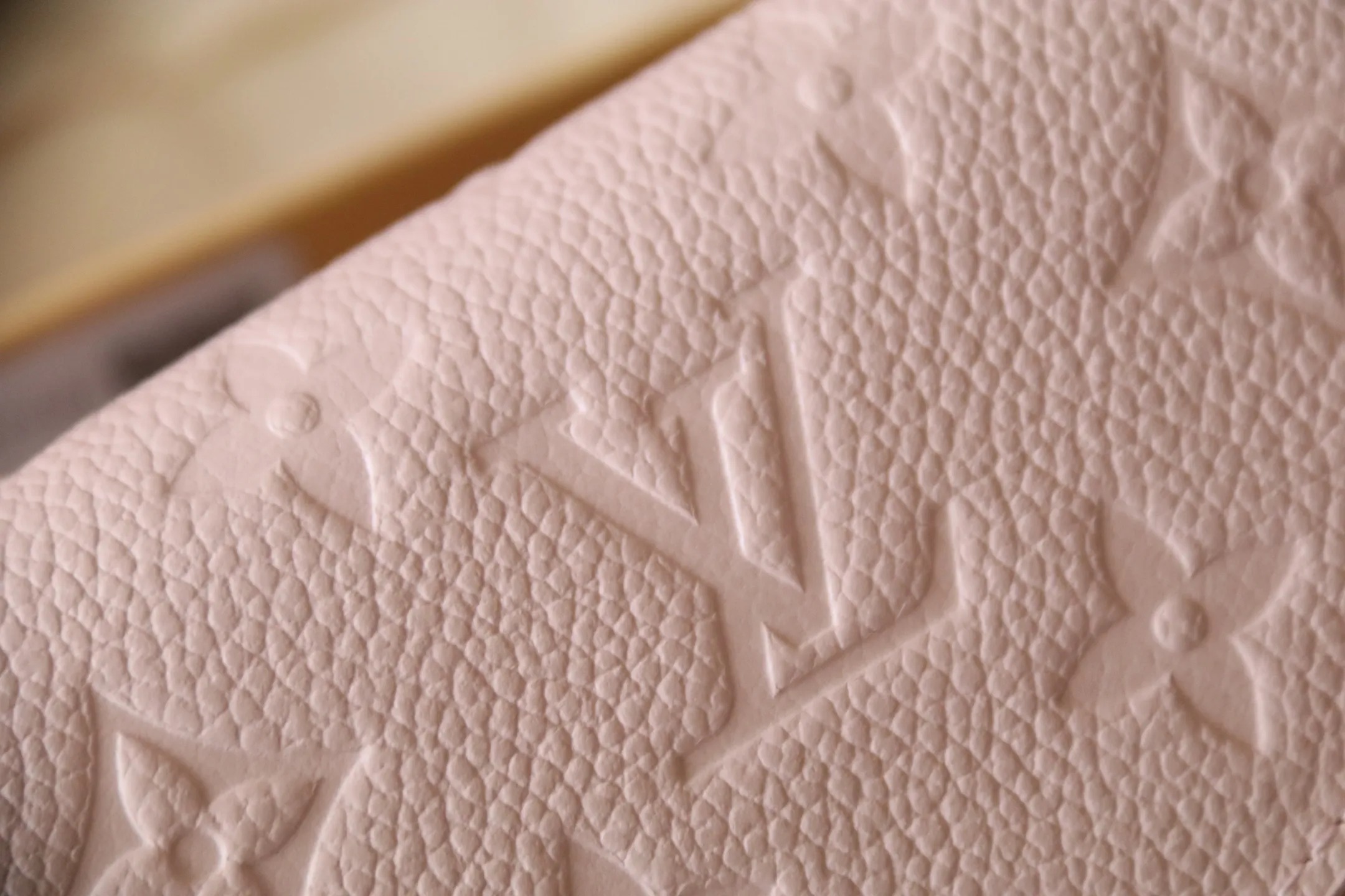 M82257 embossing powder P540 The embossing process of Louis Vuitton's iconic Monogram pattern is very beautiful, and the "Portefeuille Sara" using Monogram Unplant leather is used. Opening the envelope-shaped flip cover reveals functional interior features such as multiple card slots and a zippered coin pocket. Size: 19 10.5 2