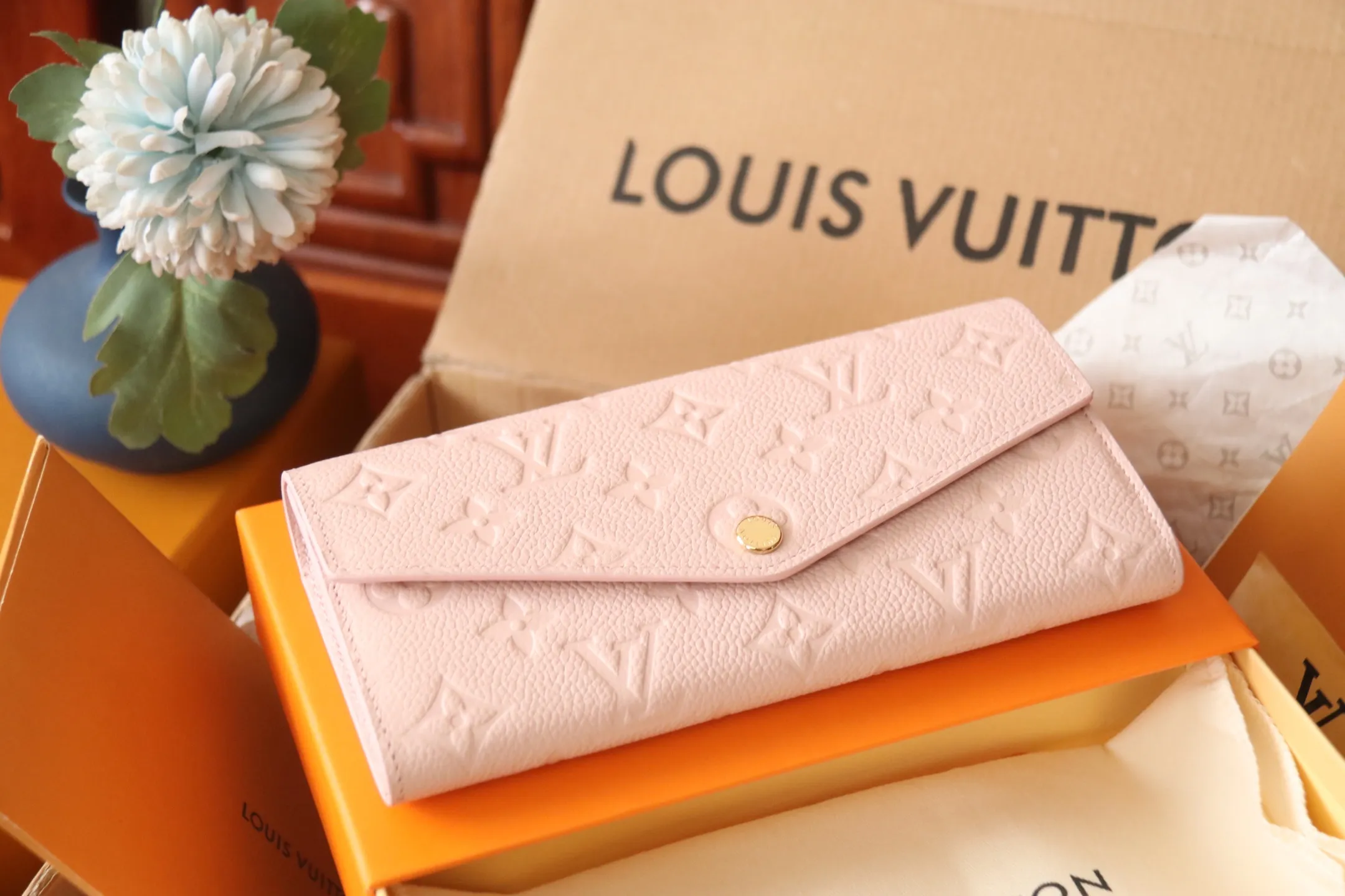M82257 embossing powder P540 The embossing process of Louis Vuitton's iconic Monogram pattern is very beautiful, and the "Portefeuille Sara" using Monogram Unplant leather is used. Opening the envelope-shaped flip cover reveals functional interior features such as multiple card slots and a zippered coin pocket. Size: 19 10.5 2