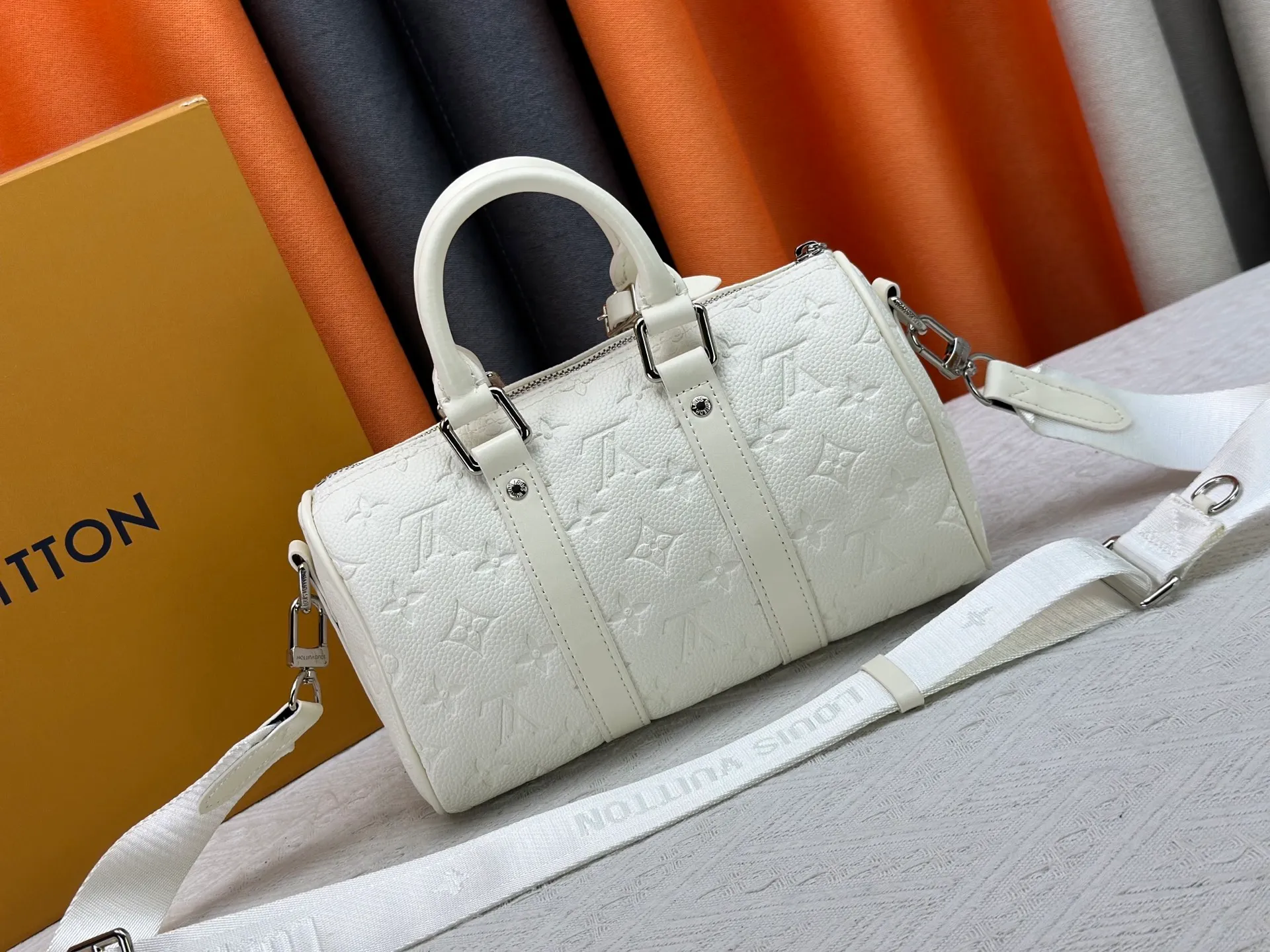 P260 Guangzhou goods M24434 M13866 M26055 M11996 M20900 M46687 M46271 This Keepall 25 handbag is made from a full leather speedy pillow bag. Louis Vuitton launches the Aerogram version of the new Keepall, which is made of off-white soft grain leather, restrained and fashionable. Off-white embossed logo, leather body with top handle and adjustable shoulder strap, suitable for hand or shoulder carry. Dimensions 25 x 15x 11 cm.