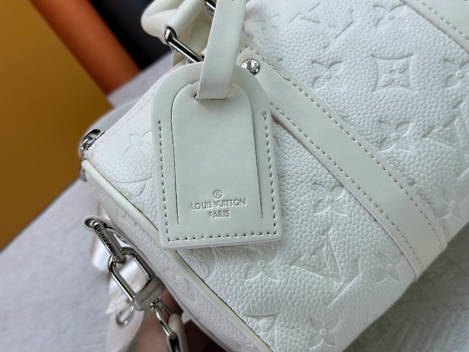 P260 Guangzhou goods M24434 M13866 M26055 M11996 M20900 M46687 M46271 This Keepall 25 handbag is made from a full leather speedy pillow bag. Louis Vuitton launches the Aerogram version of the new Keepall, which is made of off-white soft grain leather, restrained and fashionable. Off-white embossed logo, leather body with top handle and adjustable shoulder strap, suitable for hand or shoulder carry. Dimensions 25 x 15x 11 cm.